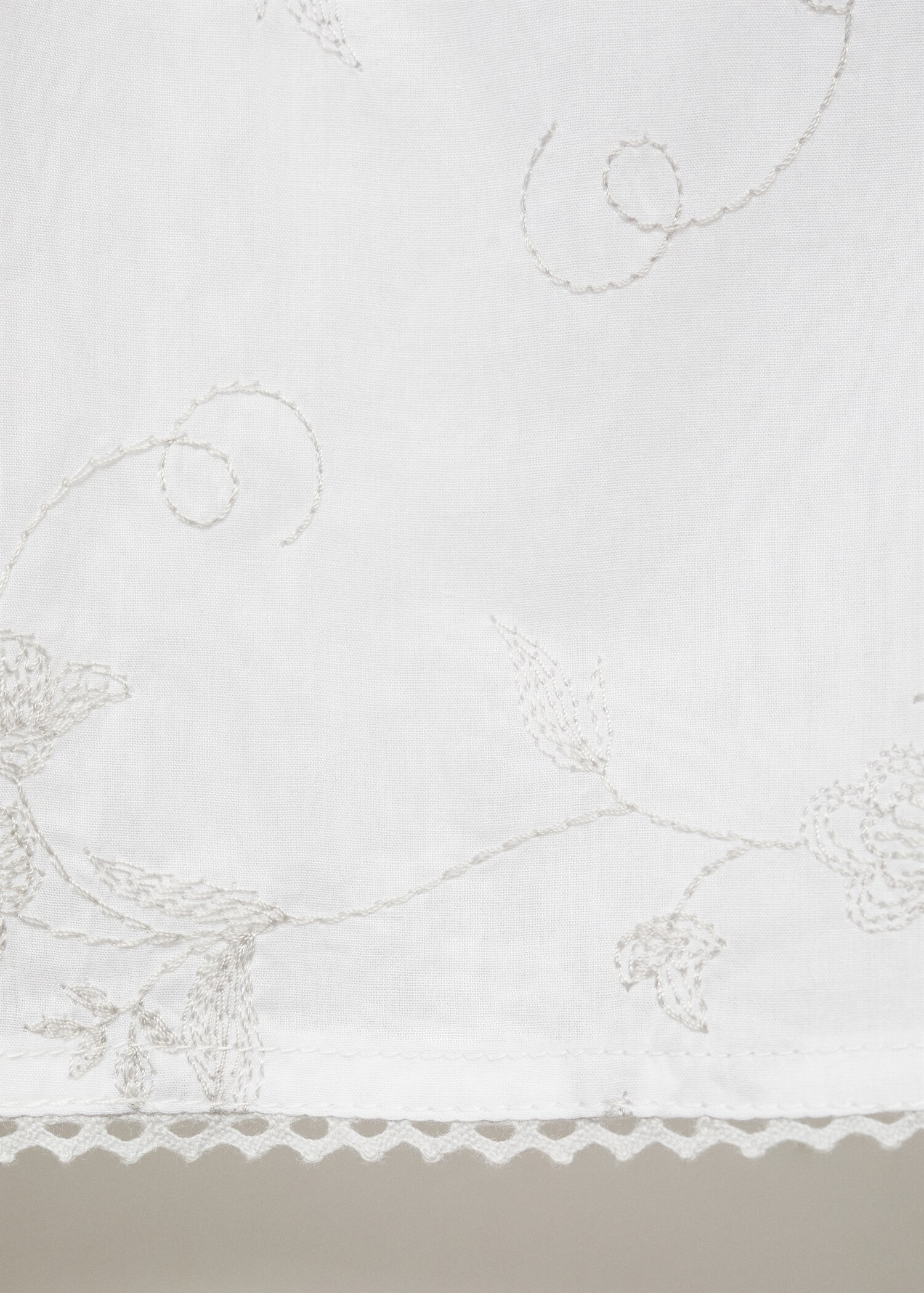 Nachthemd mit Blumenstickerei - Detail des Artikels 0