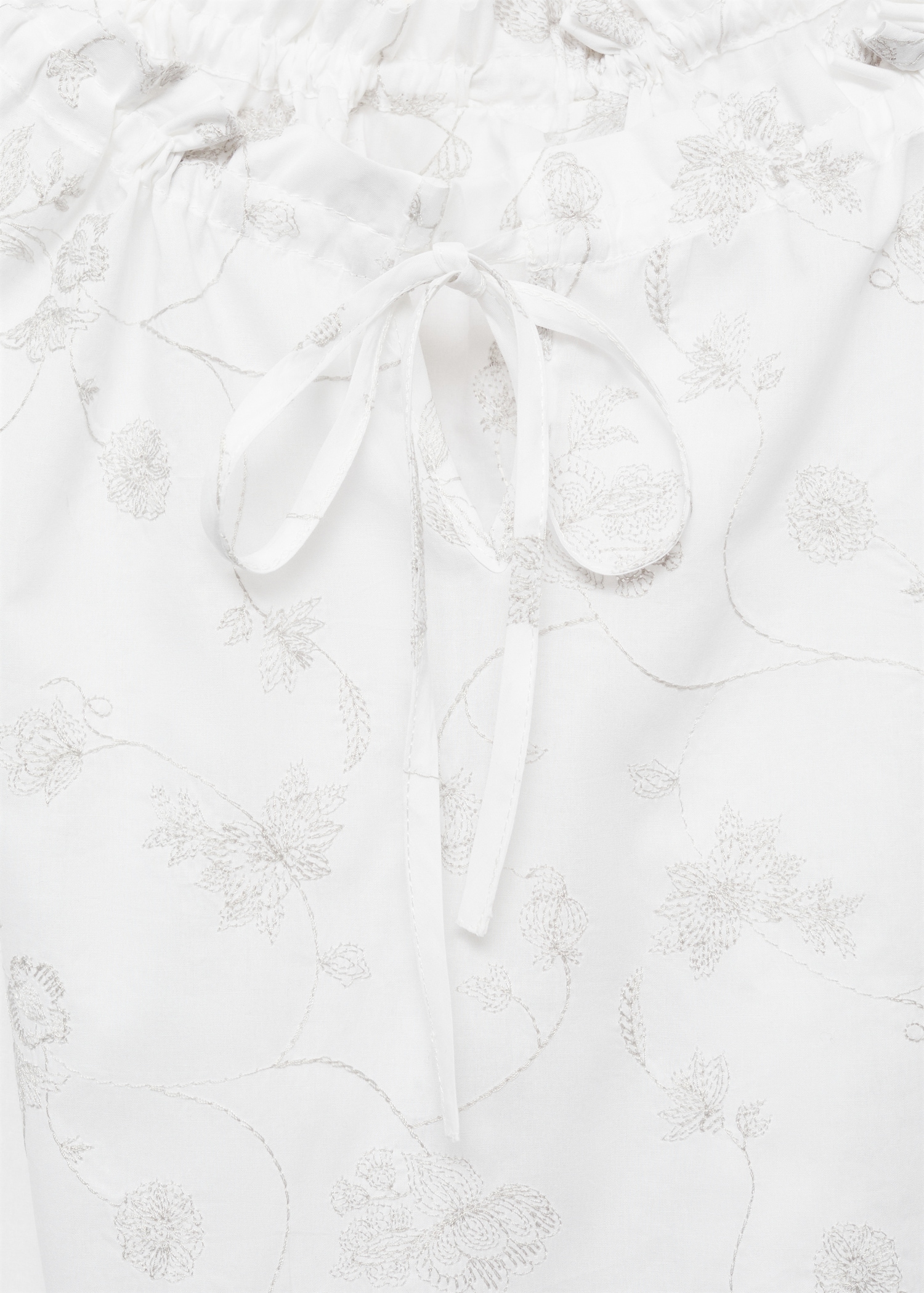 Nachthemd mit Blumenstickerei - Detail des Artikels 8