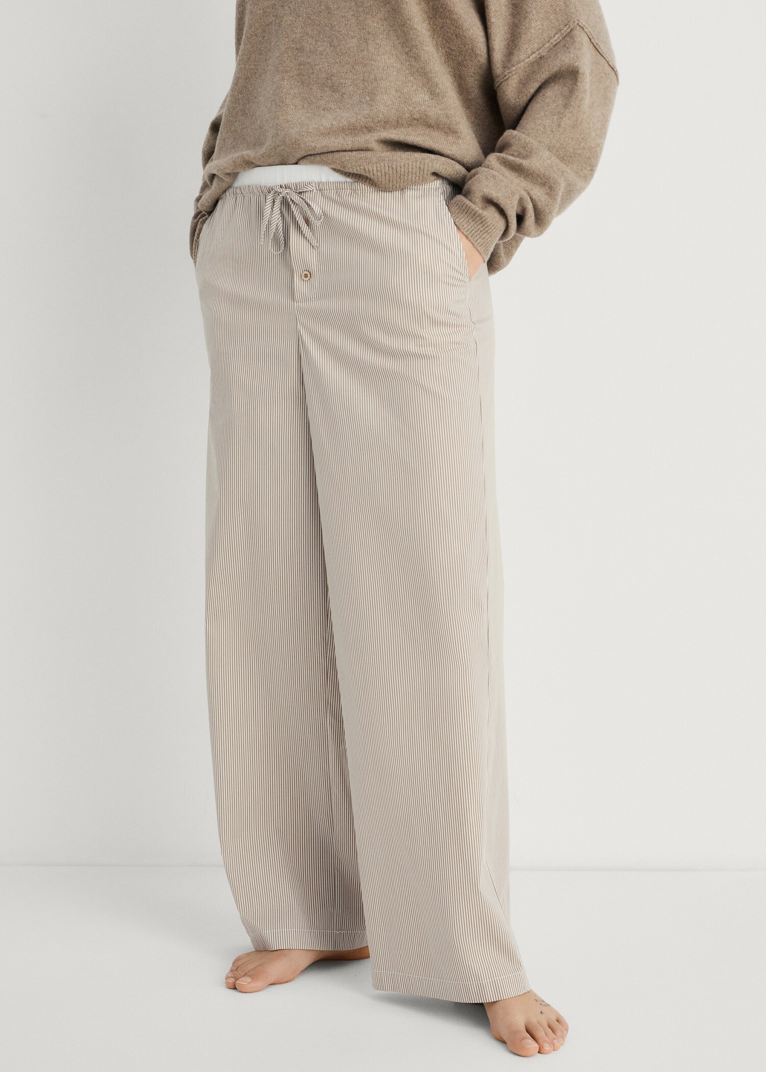 Pantalon de pyjama rayé avec détail élastique - Plan moyen