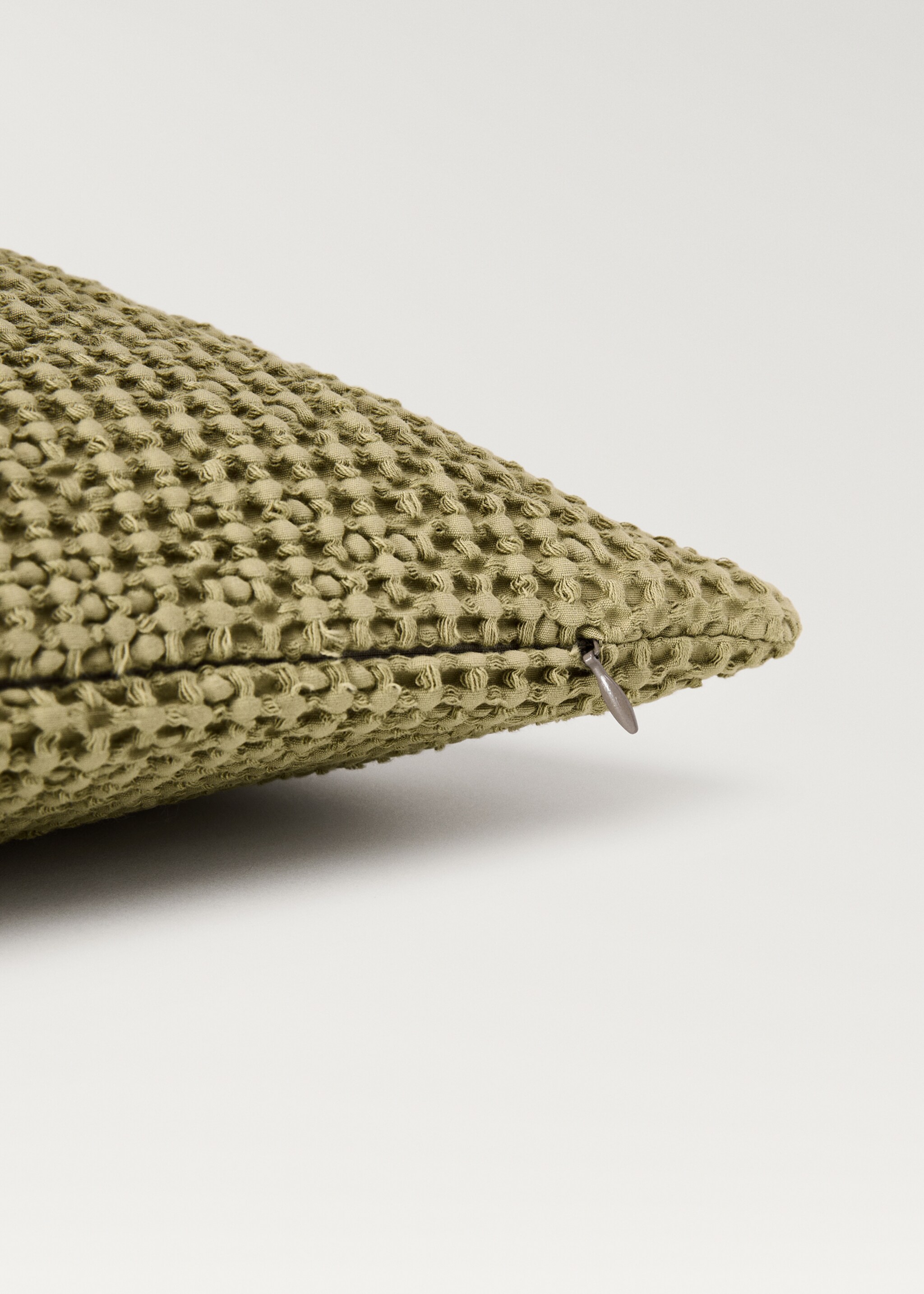 Housse de coussin en coton garment-dyed waffle 50x50 cm - Détail de l'article 1, Kaki. Ref: 87072956-00.