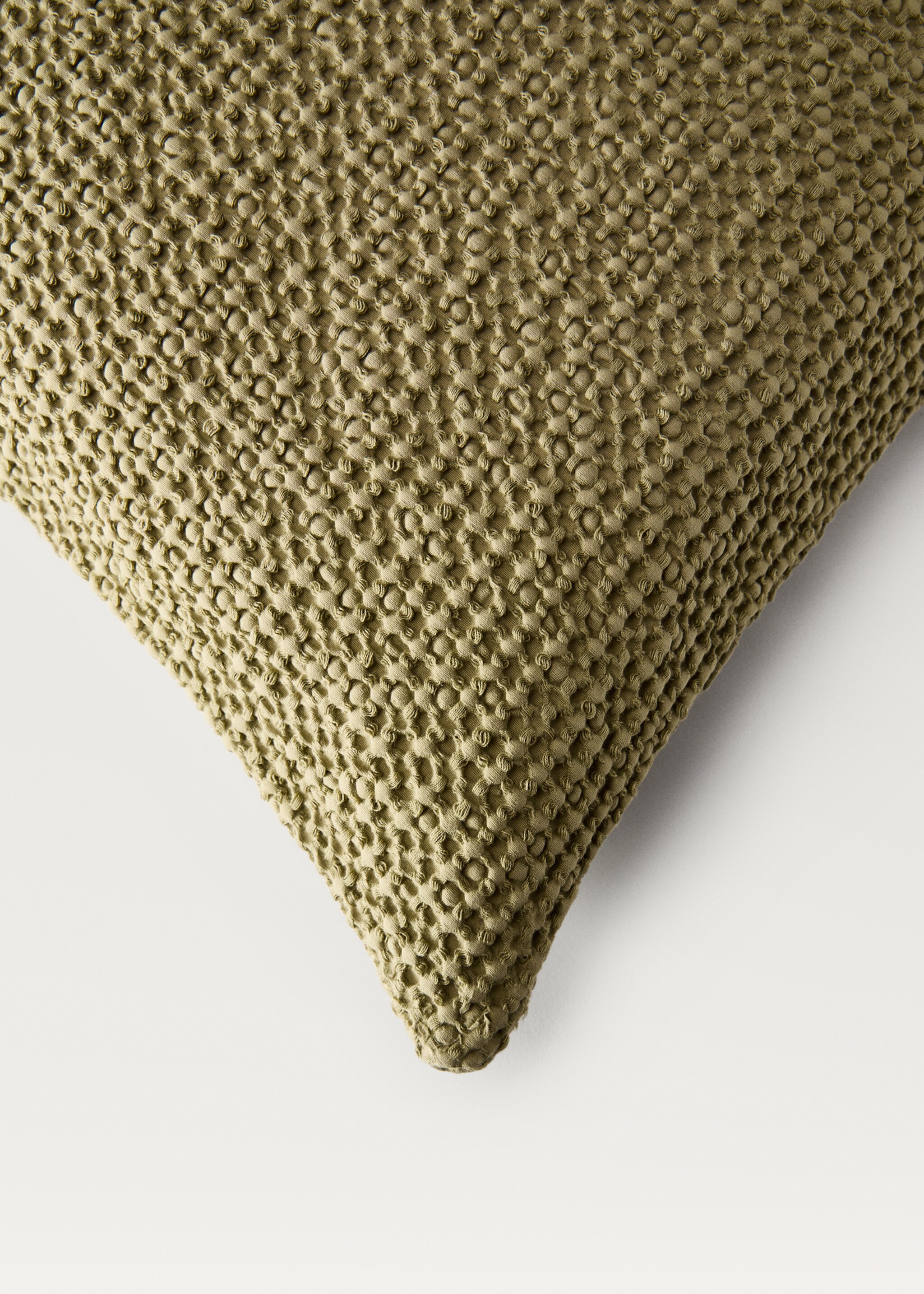 Housse de coussin en coton garment-dyed waffle 50x50 cm - Détail de l'article 2, Kaki. Ref: 87072956-00.