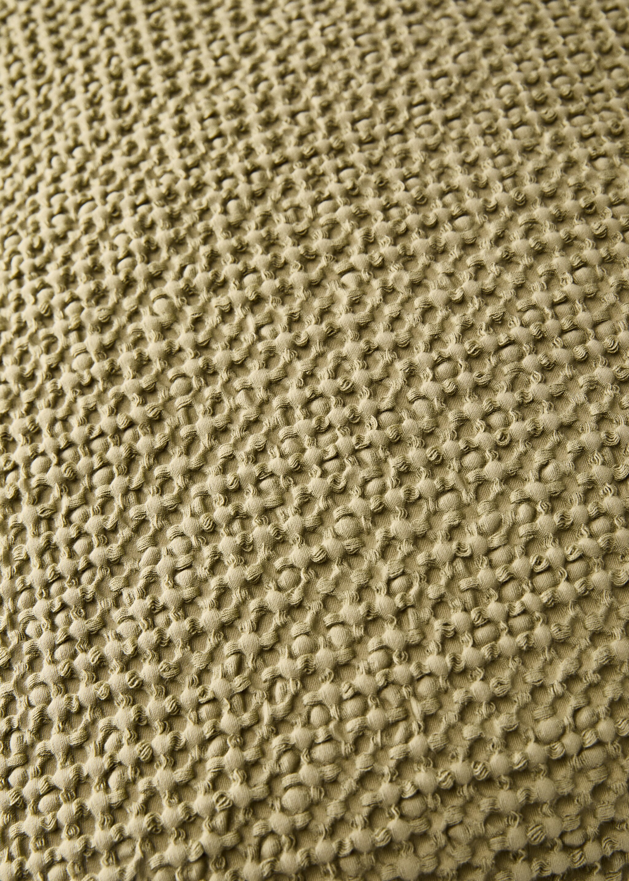 Housse de coussin en coton garment-dyed waffle 50x50 cm - Détail de l'article 3, Kaki. Ref: 87072956-00.