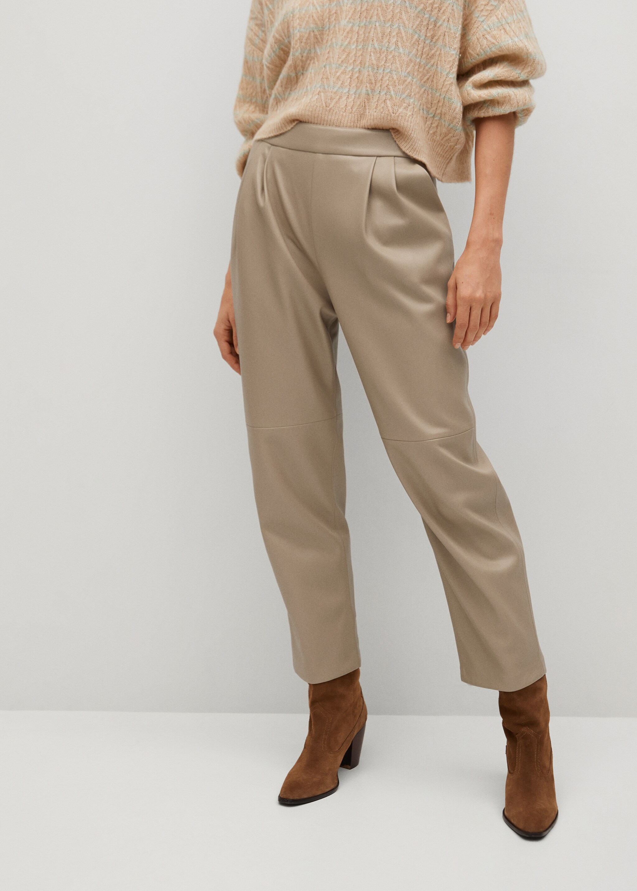 Pantalón efecto piel pinzas - Plano medio