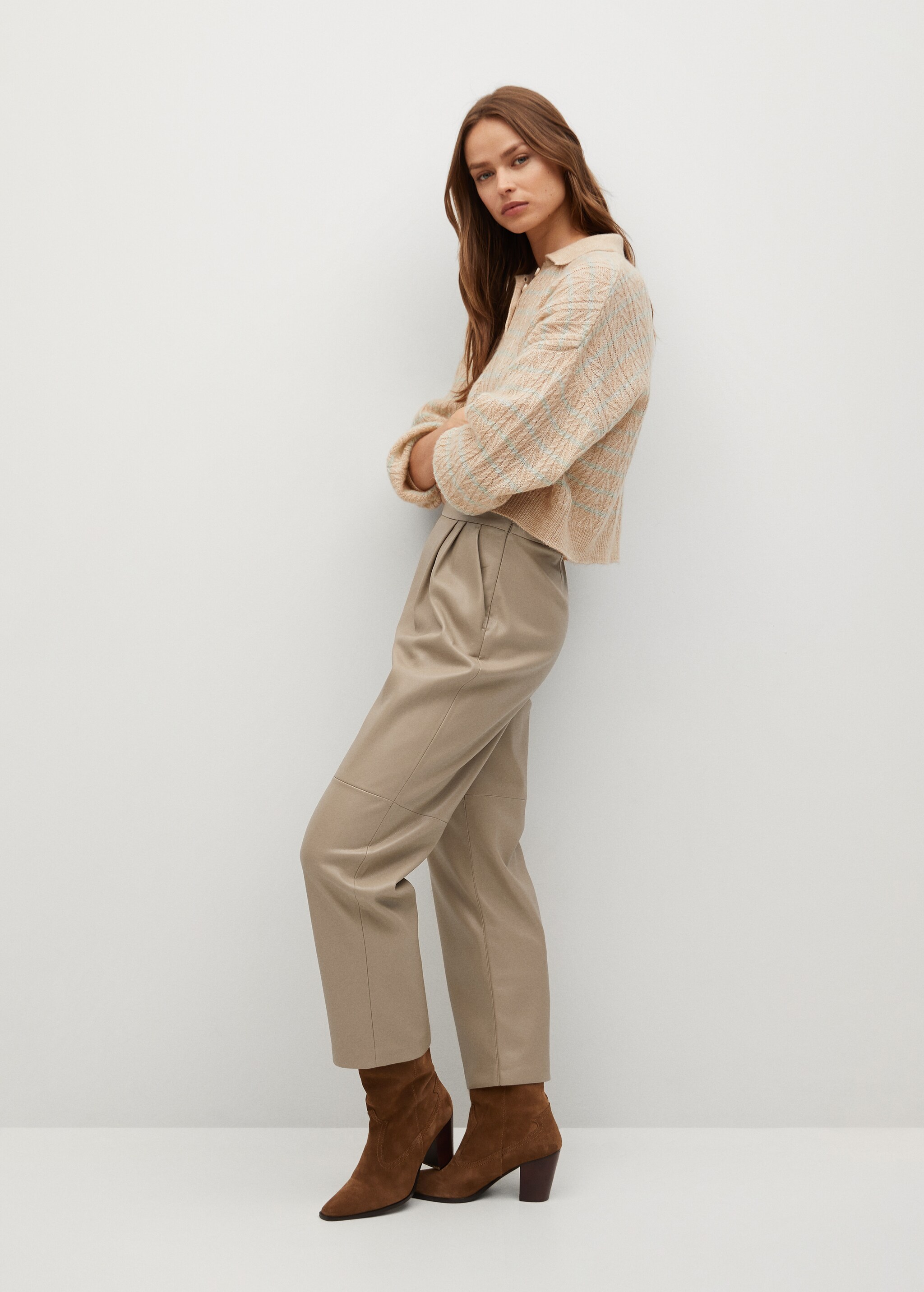 Pantalón efecto piel pinzas - Detalle del artículo 2