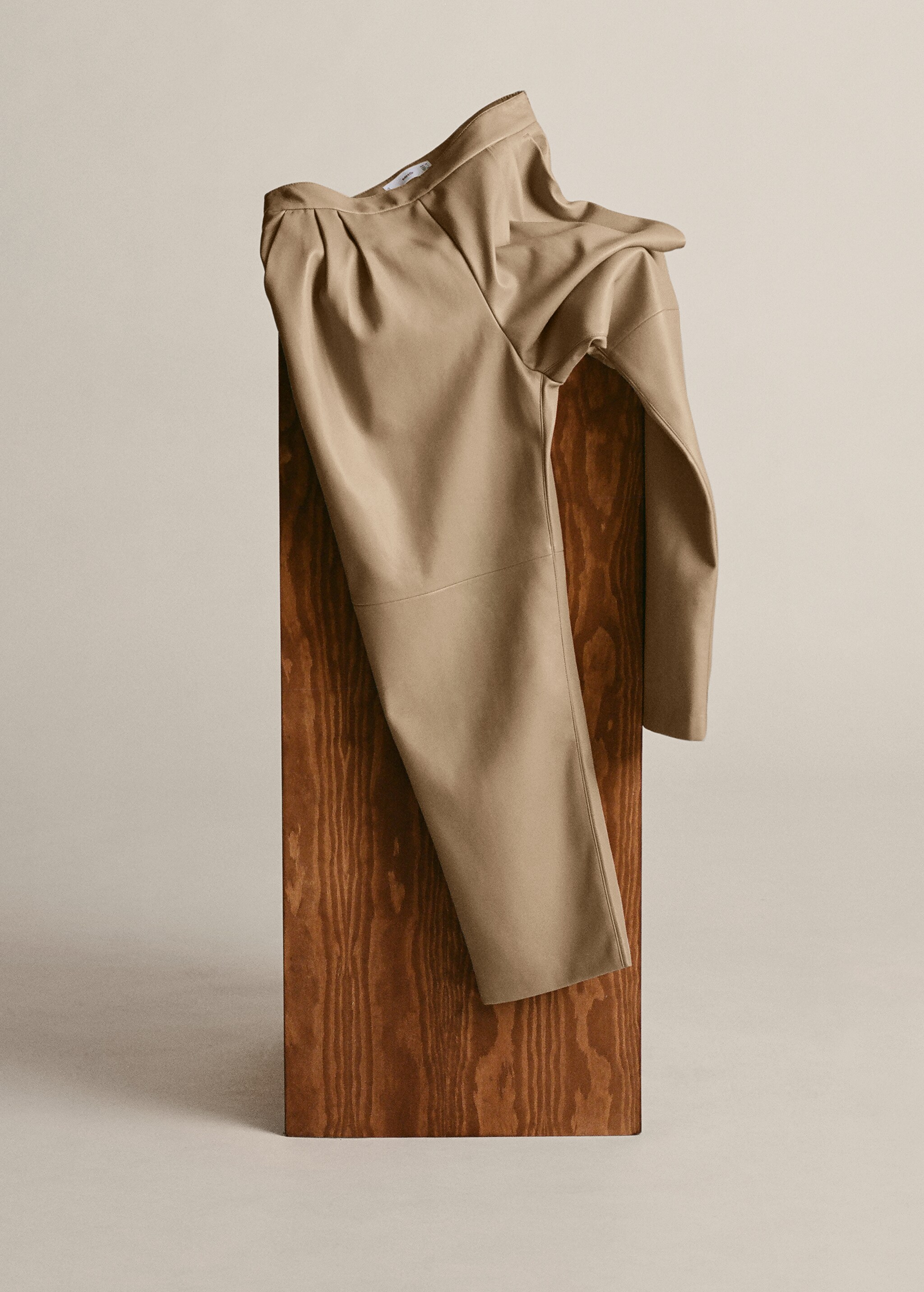 Pantalón efecto piel pinzas - Detalle del artículo 5