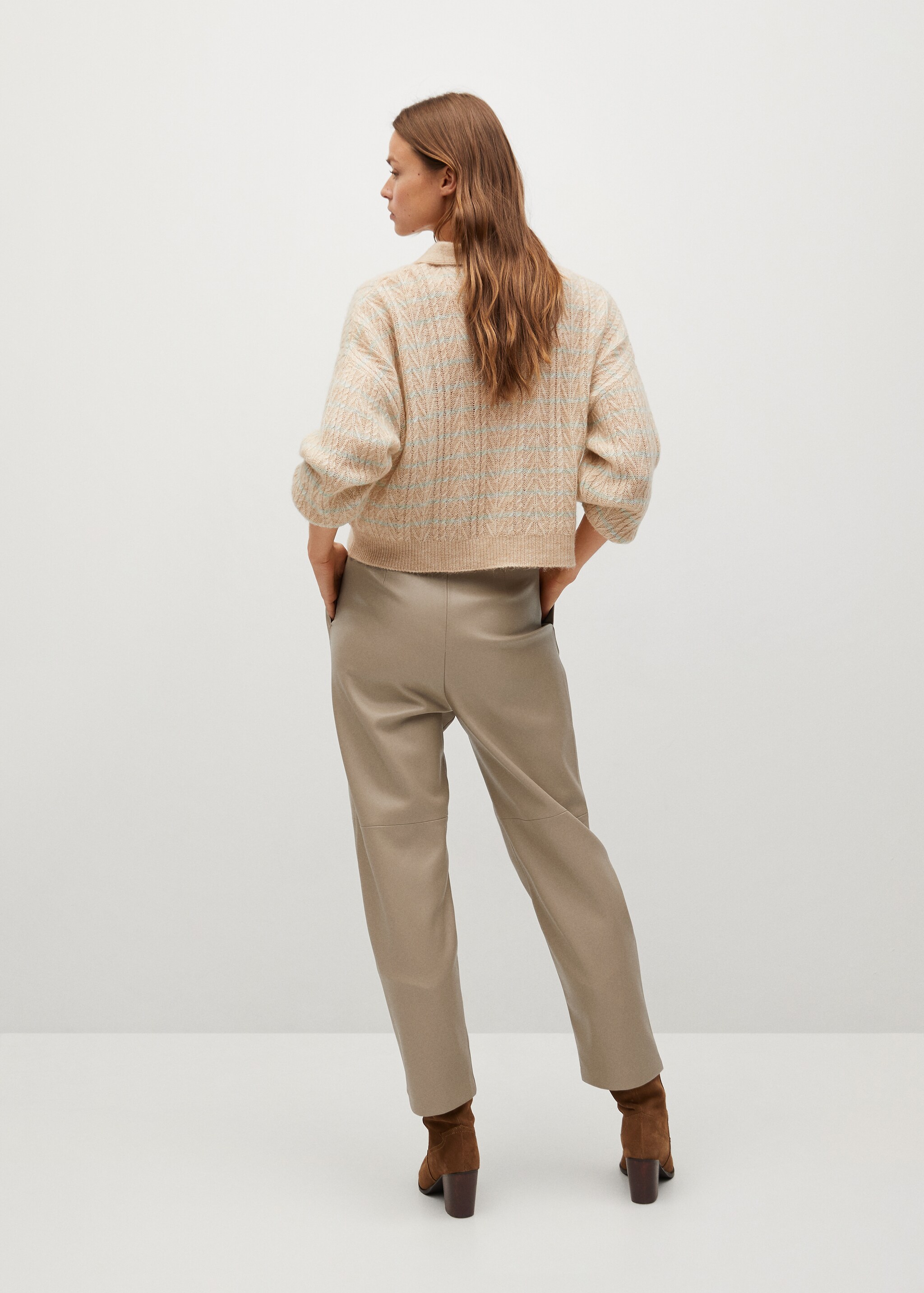 Pantalón efecto piel pinzas - Reverso del artículo