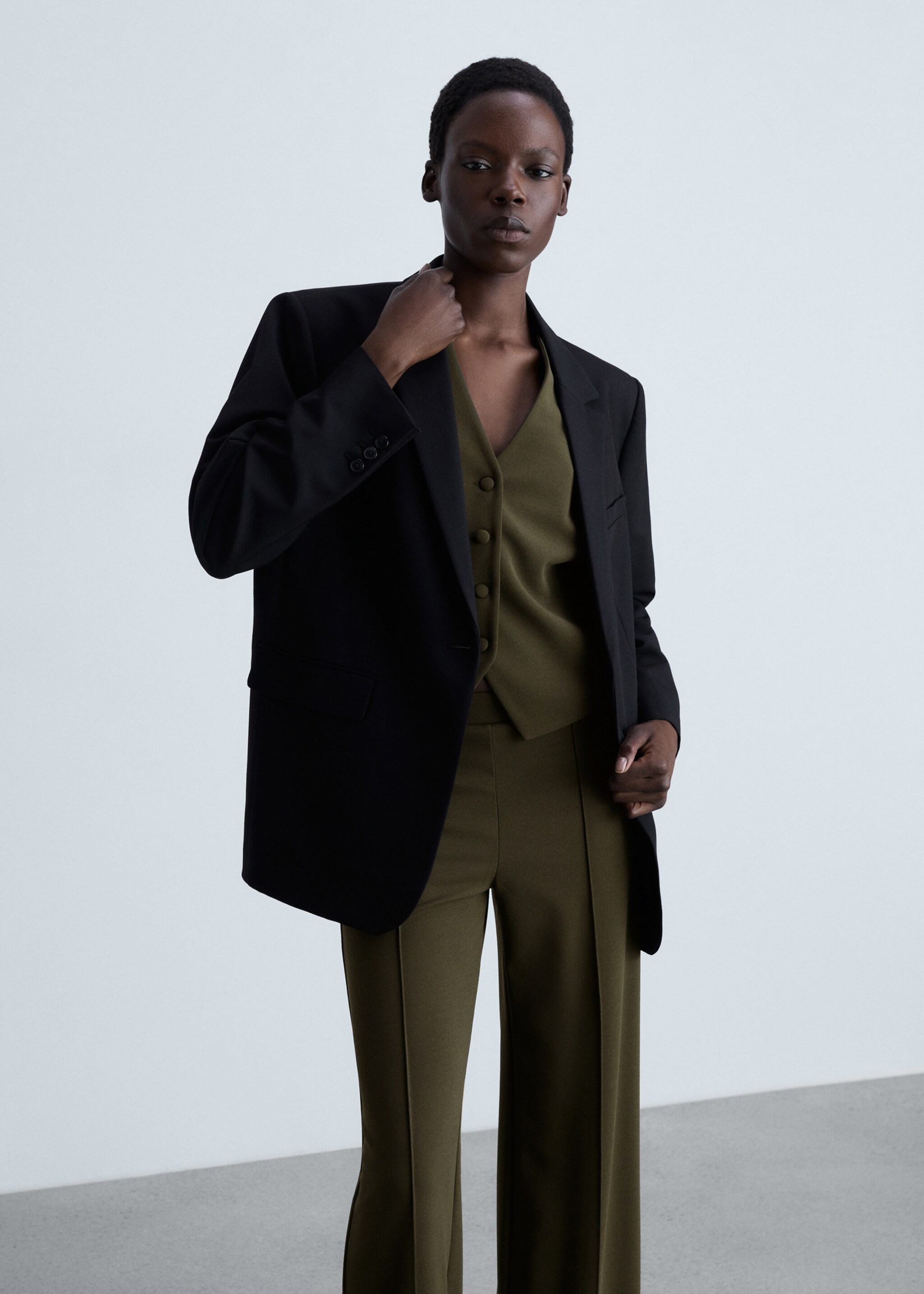 Straight knitted trousers - Details of the article 6, Khaki. Ref: 87073279-00.