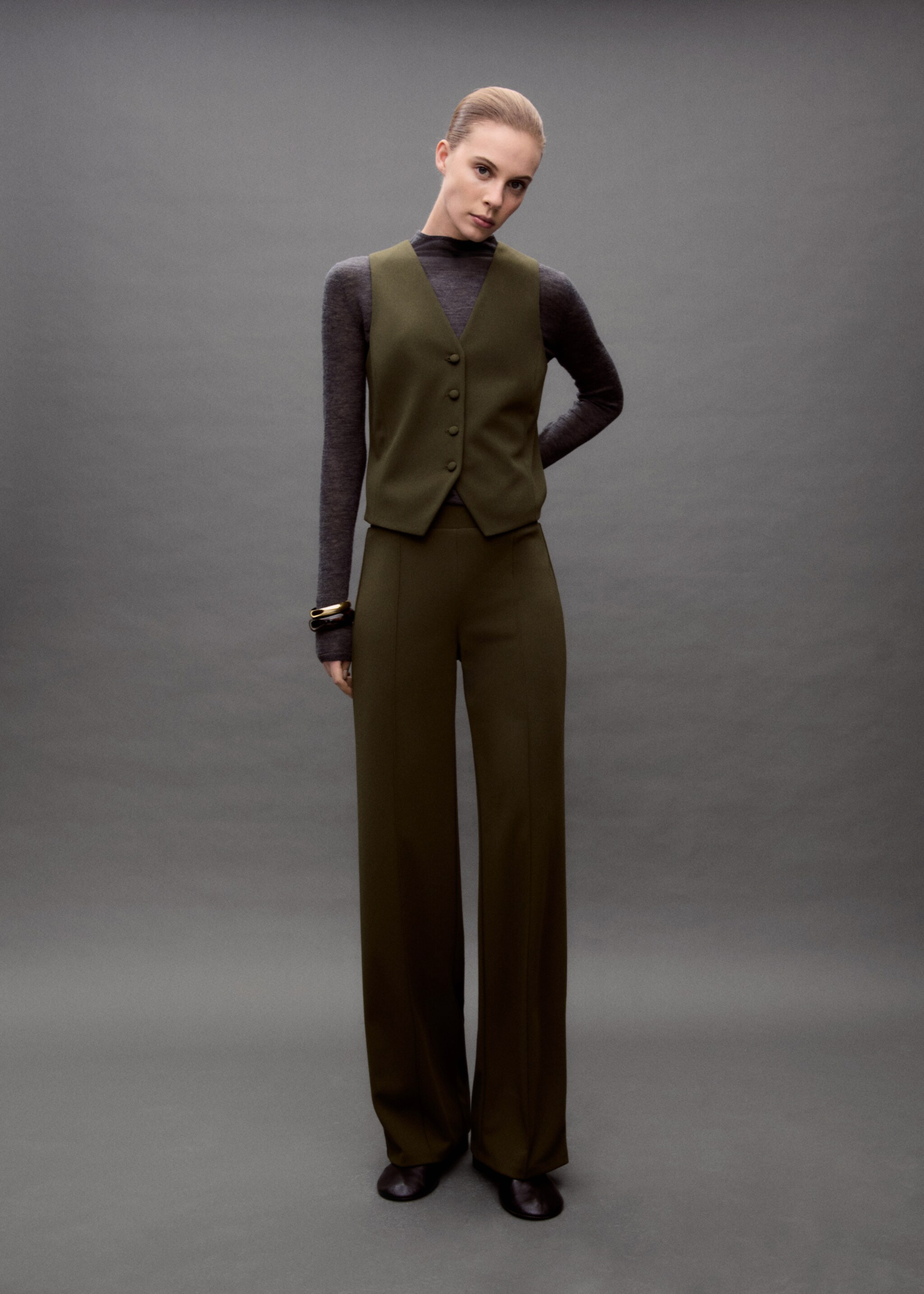 Straight knitted trousers - Details of the article 7, Khaki. Ref: 87073279-00.