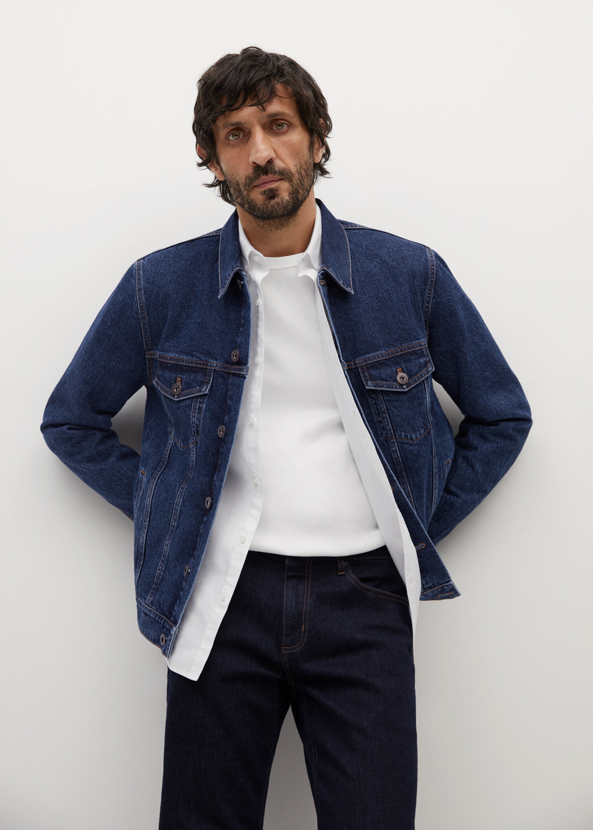 Chaqueta denim lavado oscuro - Plano medio