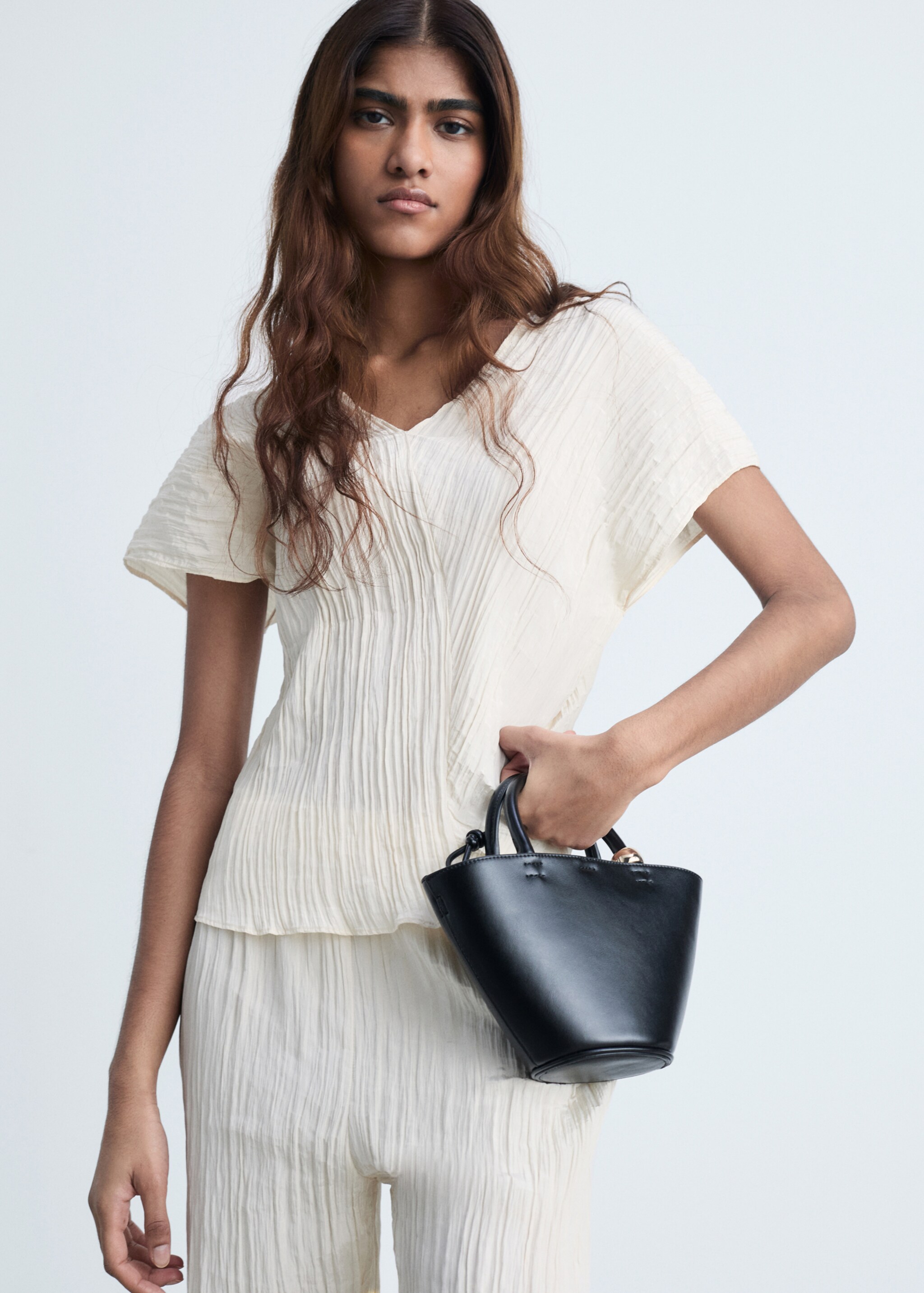 Wrinkled effect V-neck top - Medium plane, Vanilla. Ref: 87074064-00.