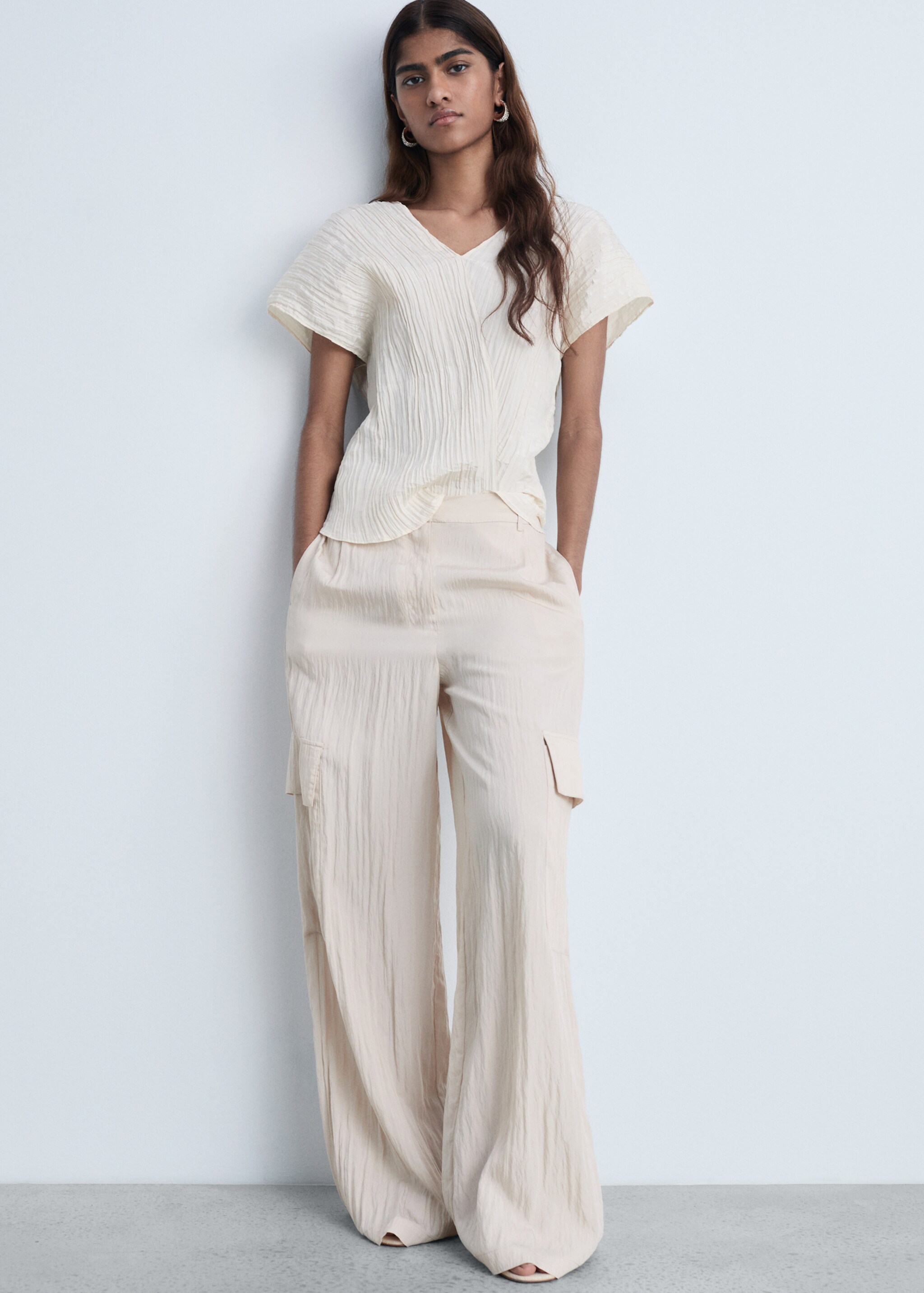 Wrinkled effect V-neck top - Details of the article 2, Vanilla. Ref: 87074064-00.