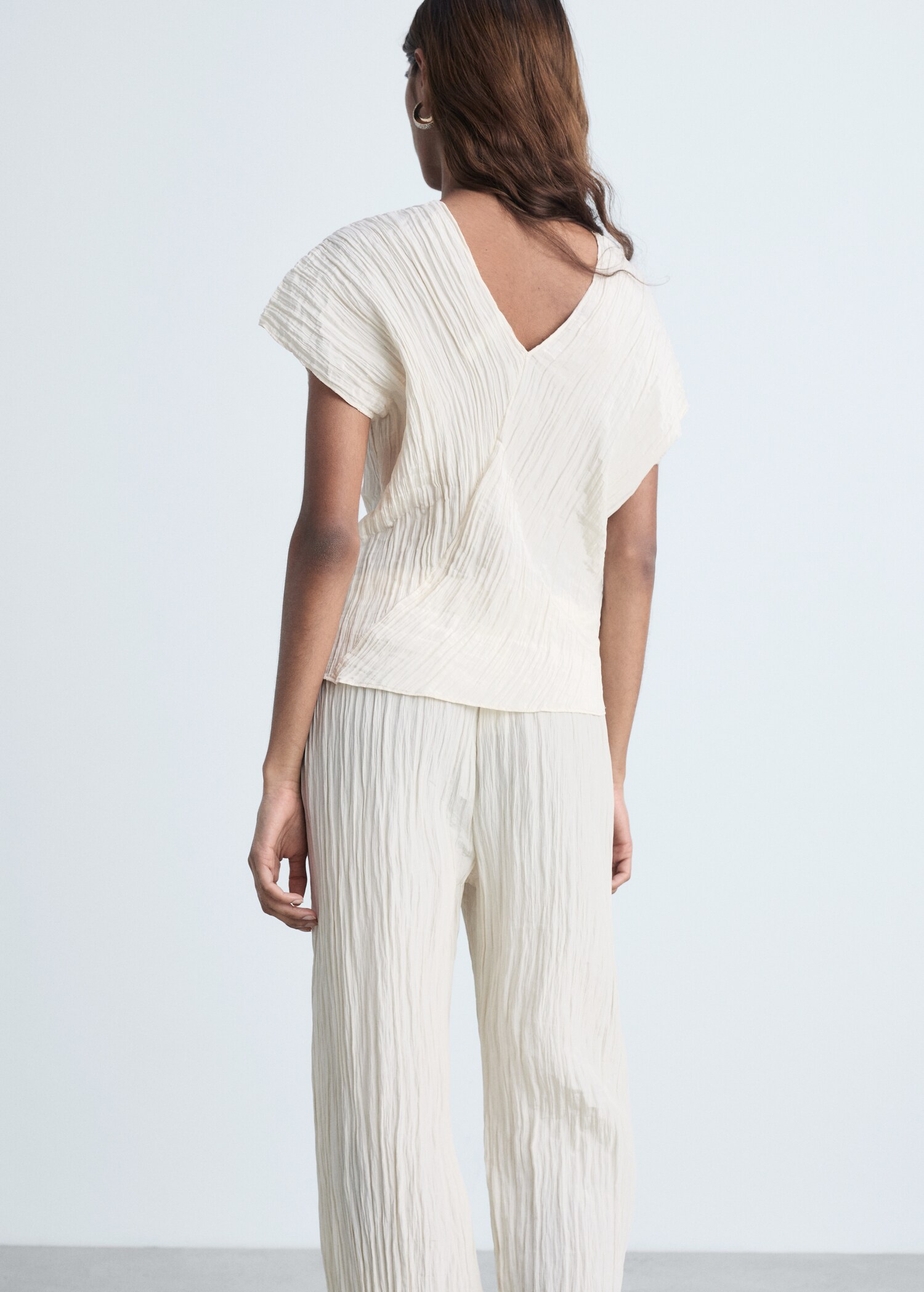 Wrinkled effect V-neck top - Reverse of the article