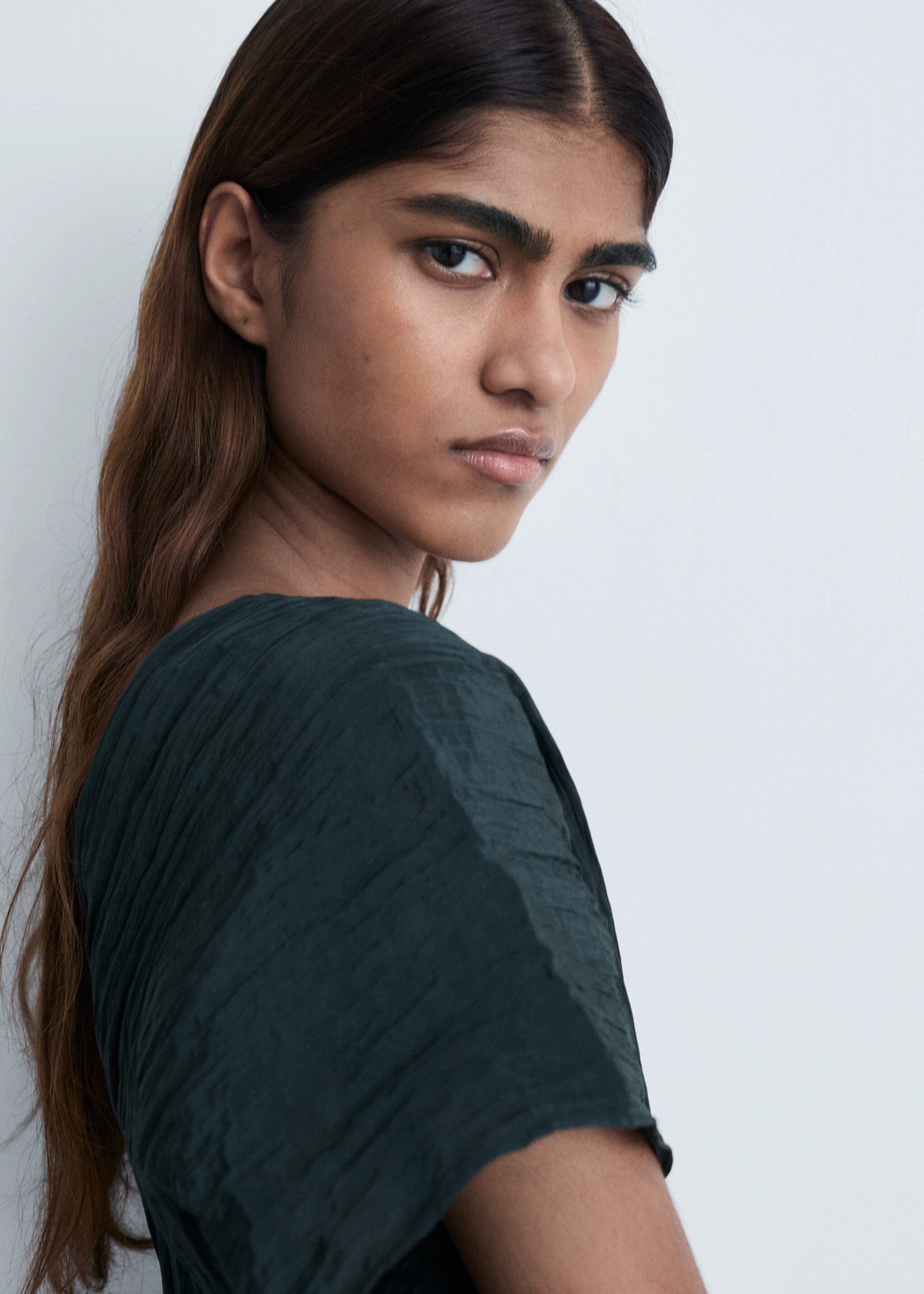 Wrinkled effect V-neck top - Details of the article 1, Blue. Ref: 87074064-00.