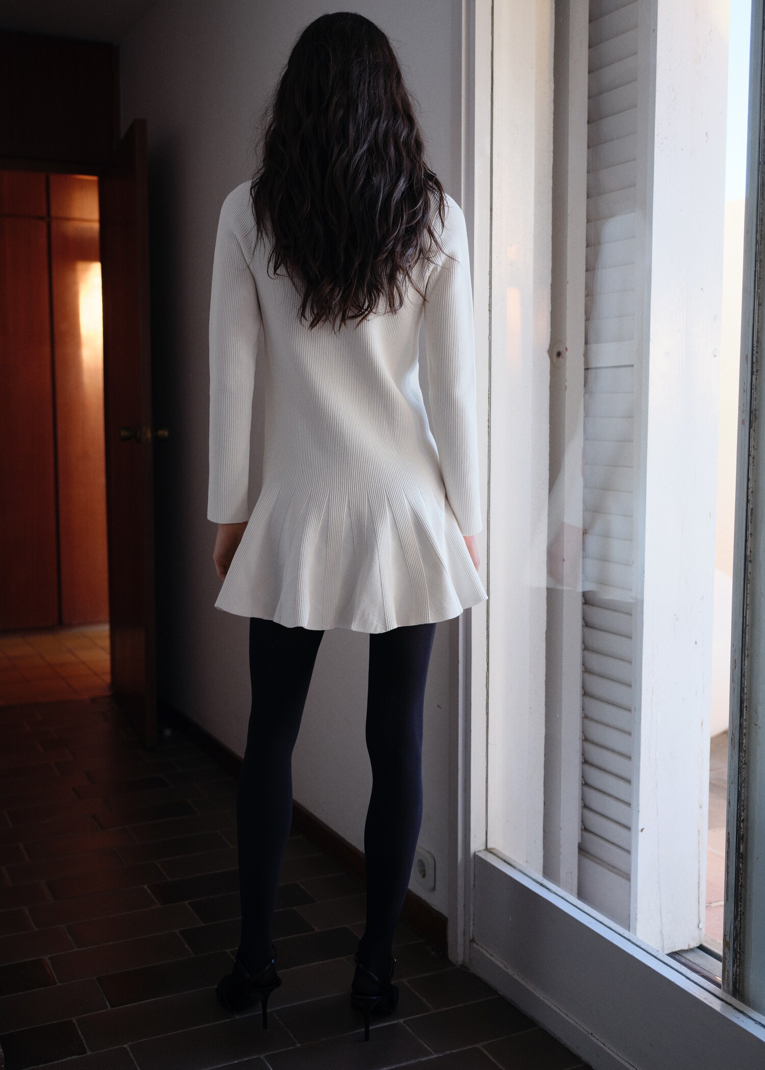 Short knitted dress with pleats - Reverse of the article