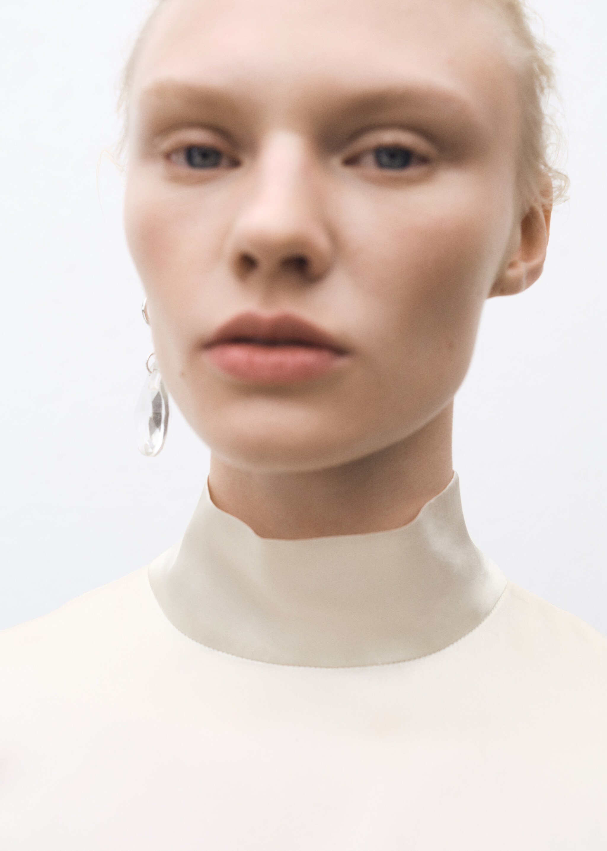 High neck silk blouse - Details of the article 2, Ecru. Ref: 87074081-00.