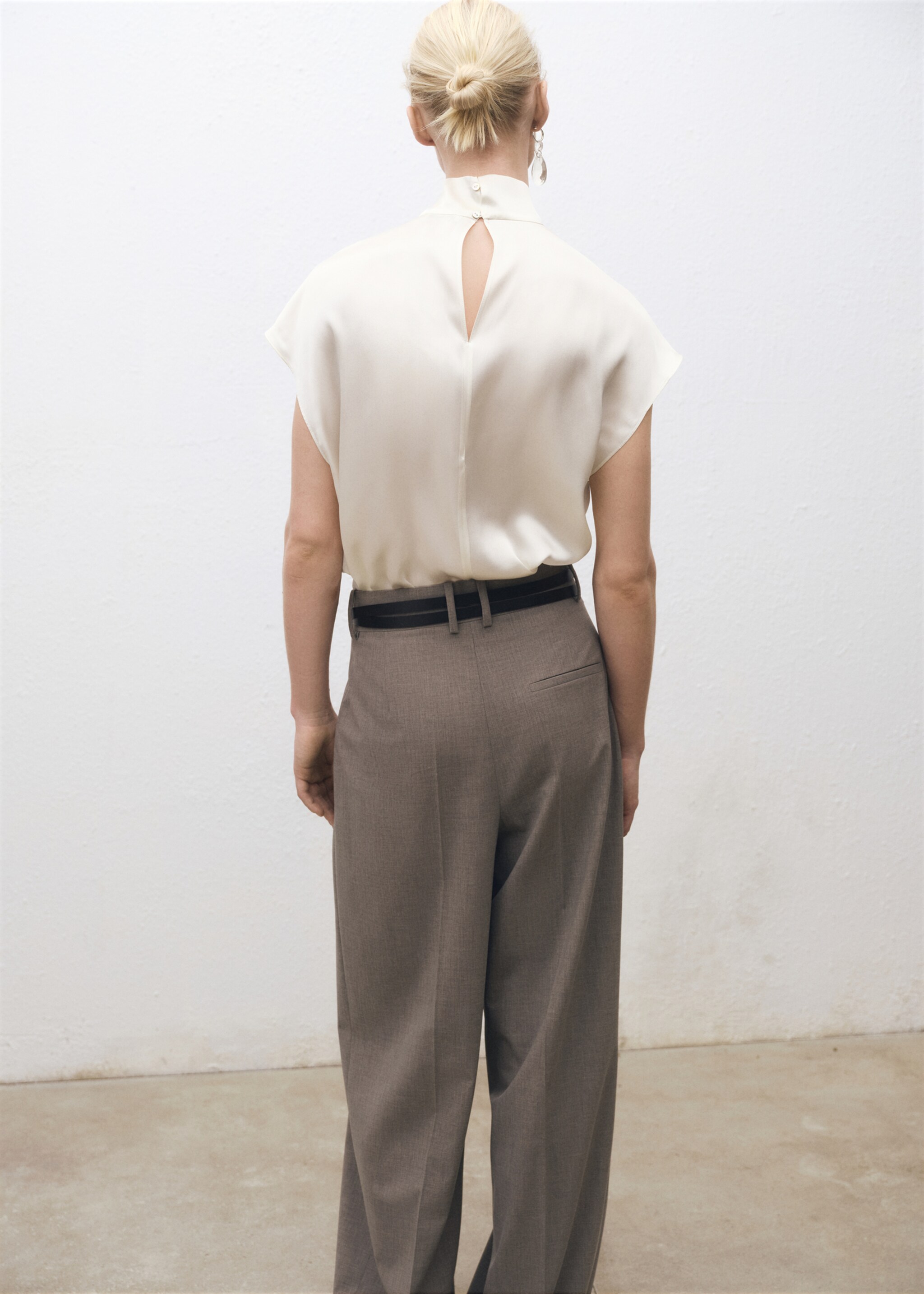 High neck silk blouse - Reverse of the article, Ecru. Ref: 87074081-00.