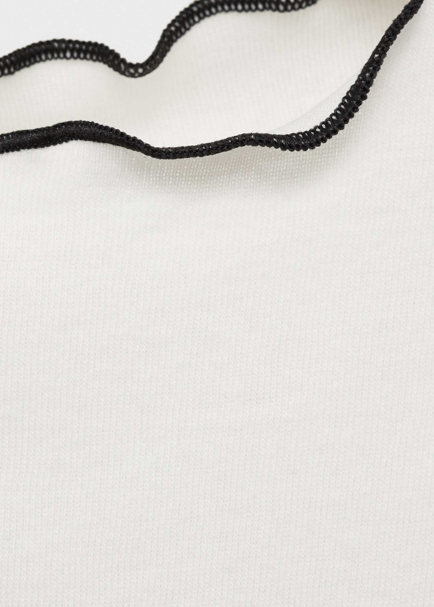 Crop top t-shirt with contrasting trim - Details of the article 8