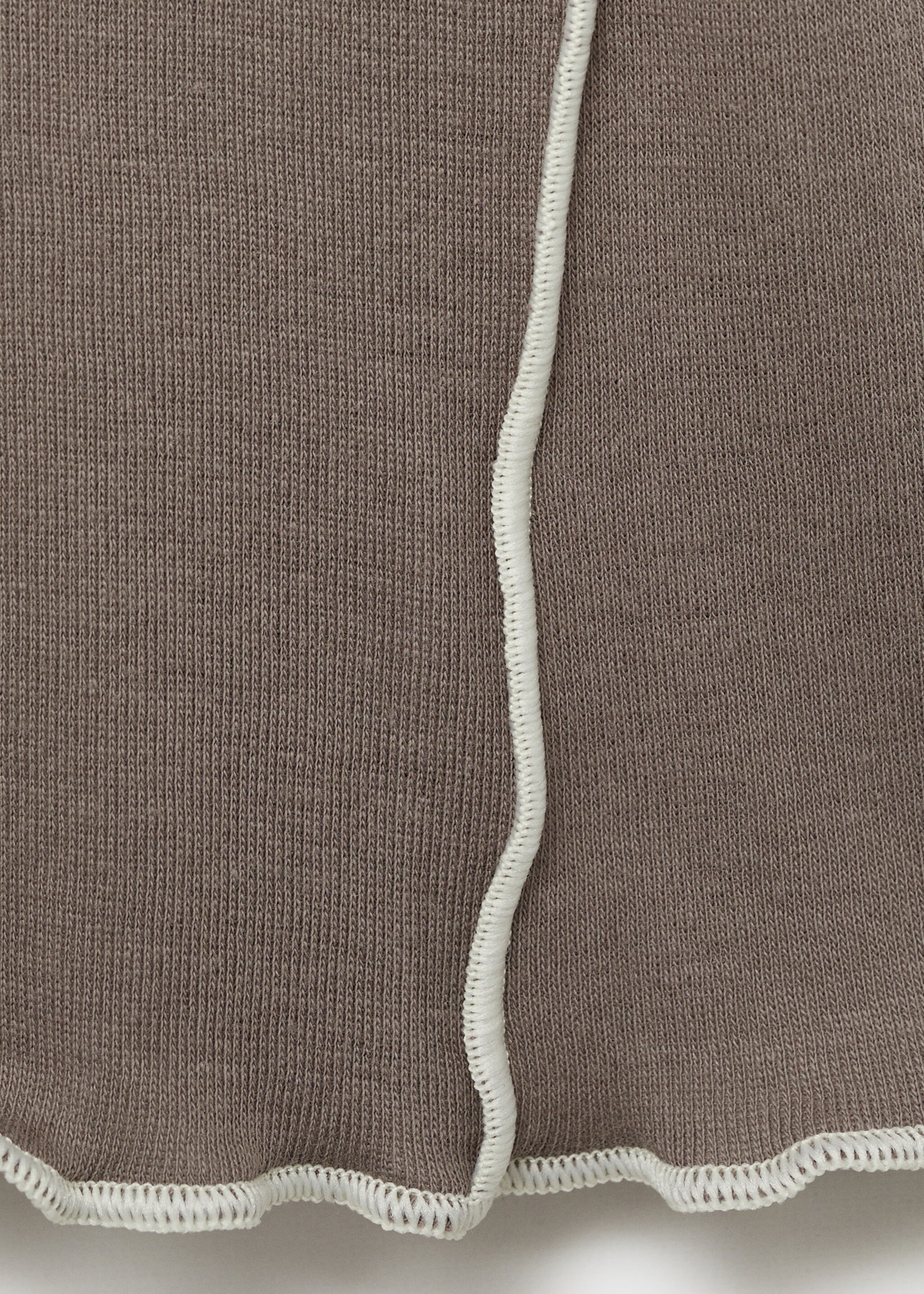 Kort t-shirt med kontrastbård - Detaljer om artikeln 0, Mellanbrun. Ref: 87074090-00.