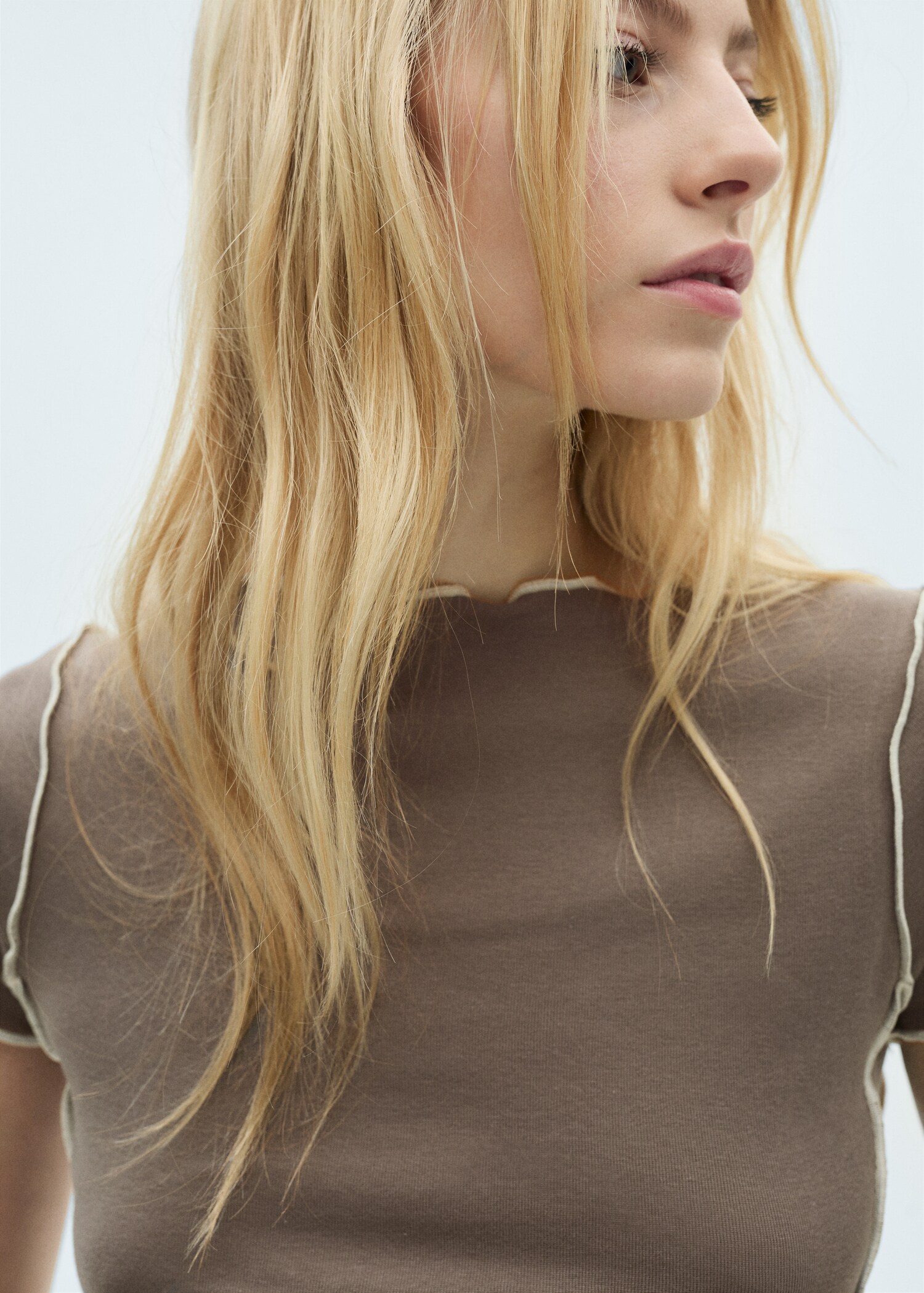 Crop top t-shirt with contrasting trim - Details of the article 1