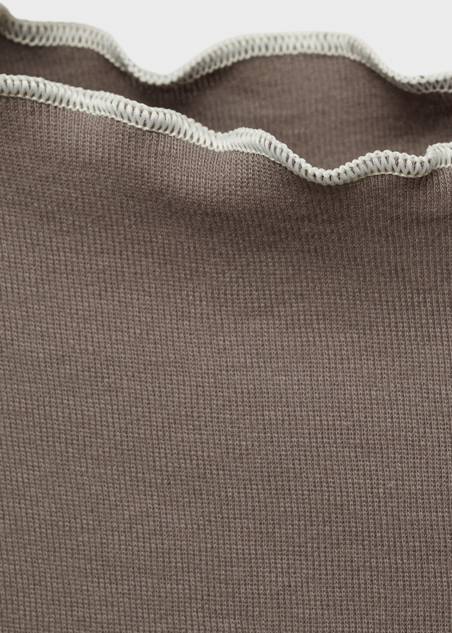 Crop top t-shirt with contrasting trim - Details of the article 8