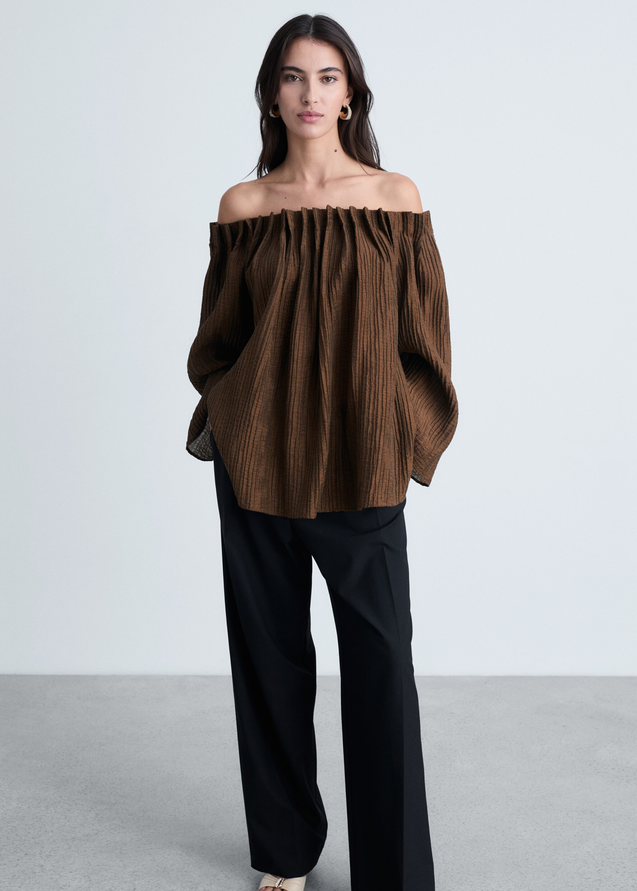 Textured gathered blouse - Details of the article 2, Coffee. Ref: 87074777-00.