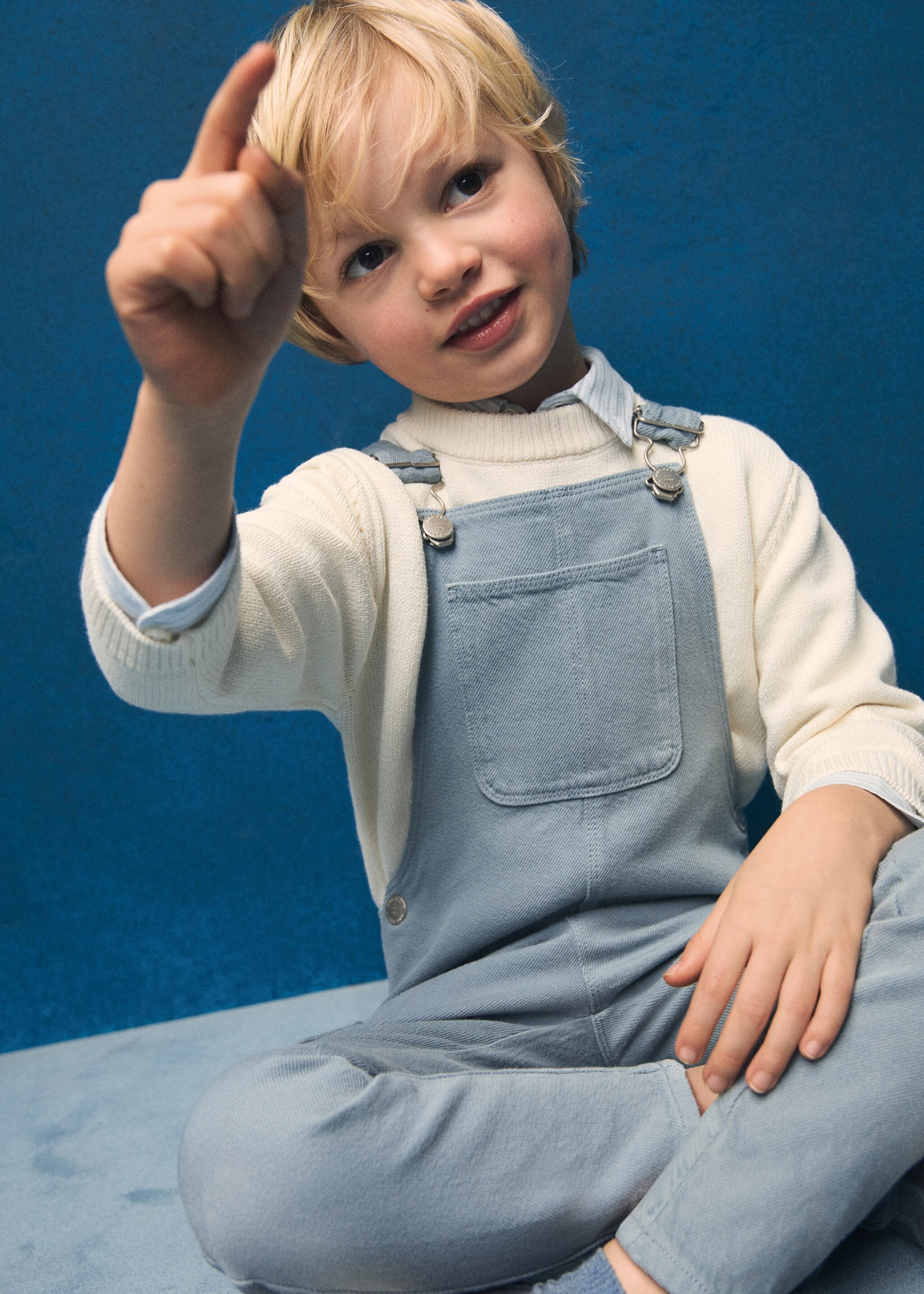 Long denim overalls with pocket - Details of the article 5, Blue. Ref: 87074781-00.