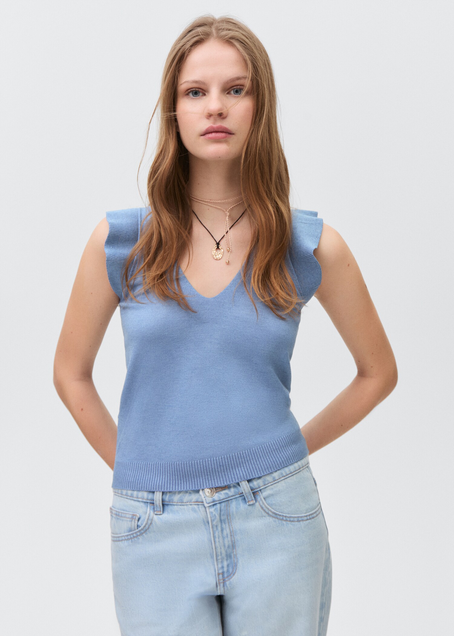Top cuello pico - Plano medio
