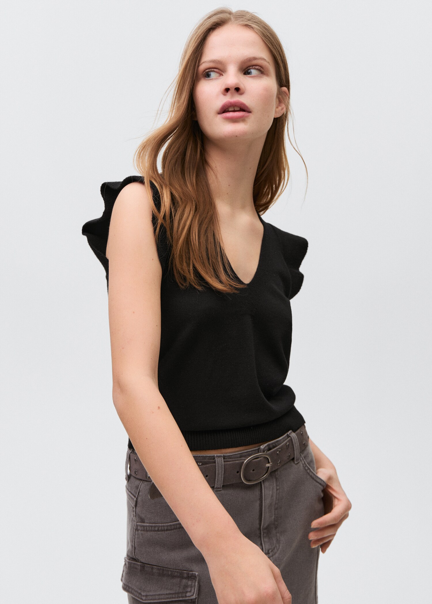 Top cuello pico - Plano medio