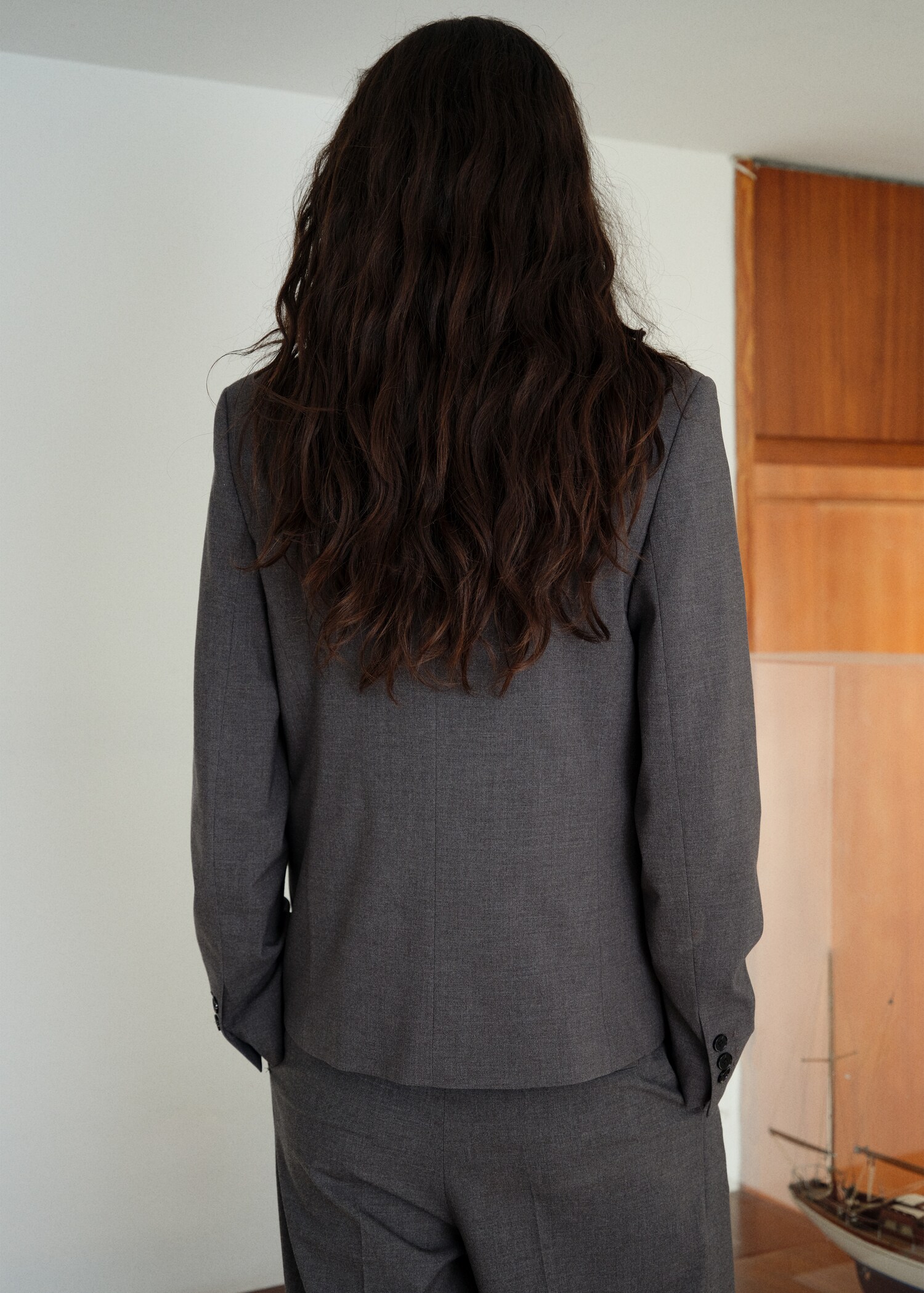Gerader Anzugblazer mit Knöpfen - Rückseite des Artikels