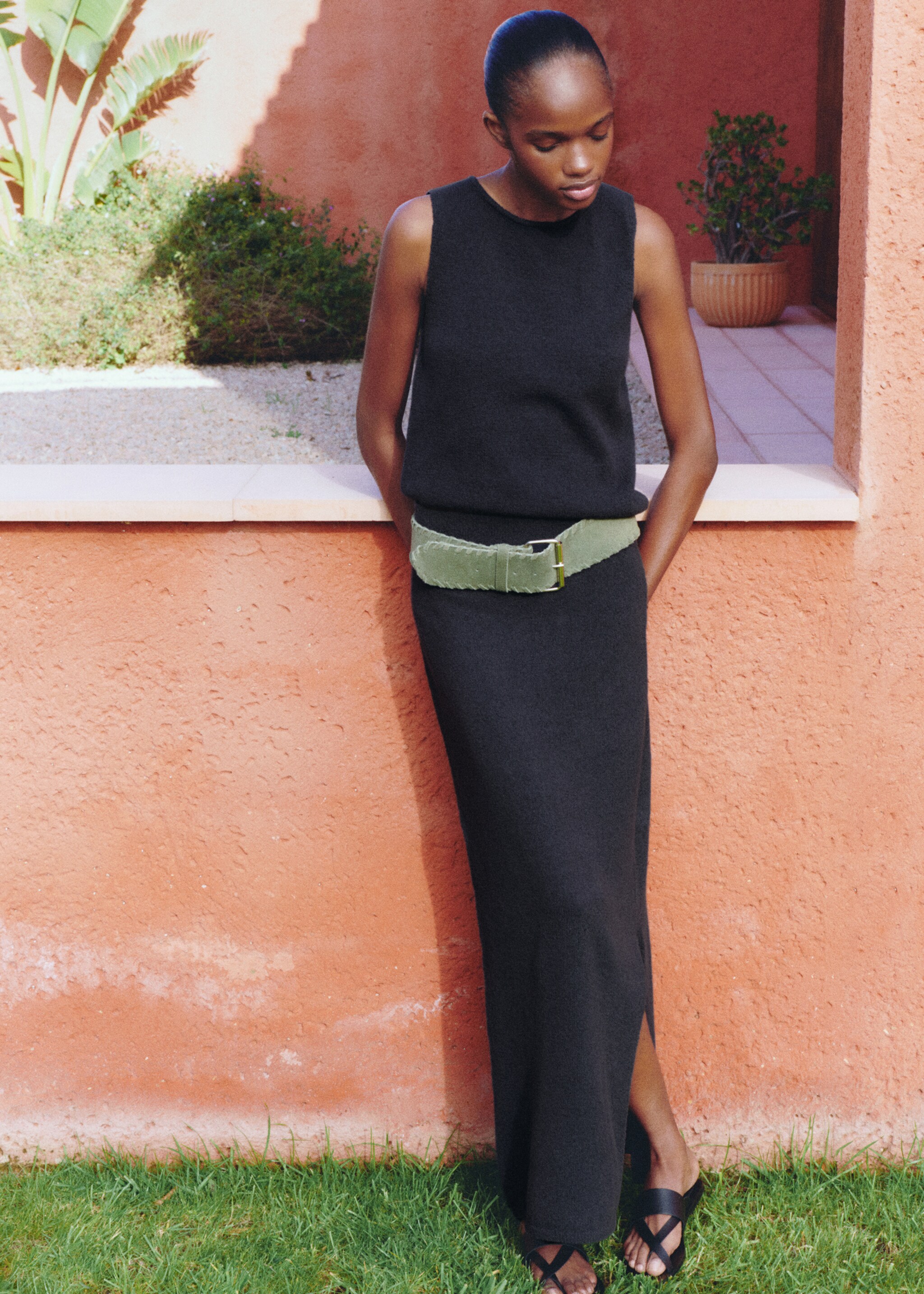 Long skirt with side slit - Details of the article 5, Dark Navy. Ref: 87074805-00.