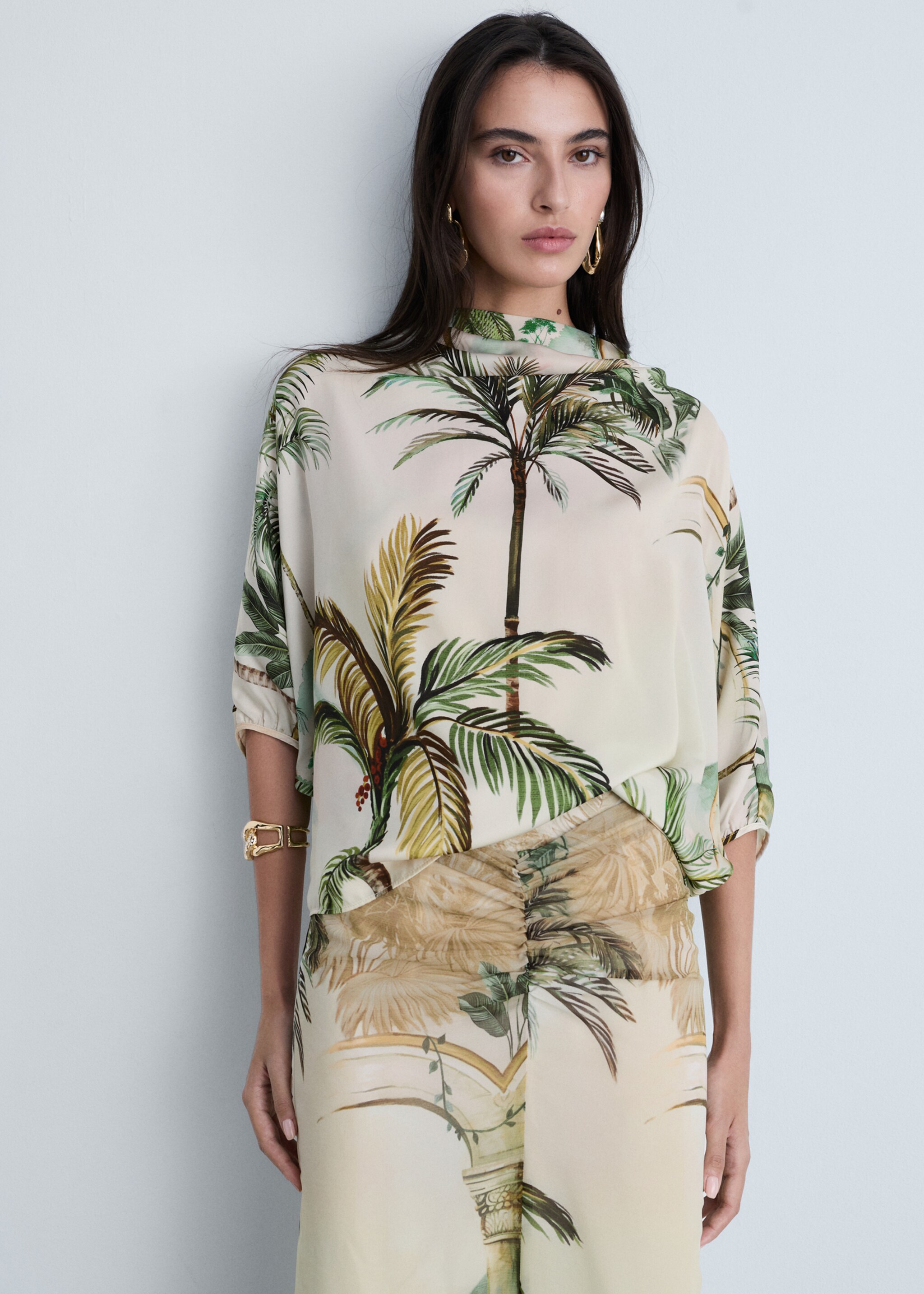 Draped cape with tropical print - Medium plane, Ecru. Ref: 87074807-00.