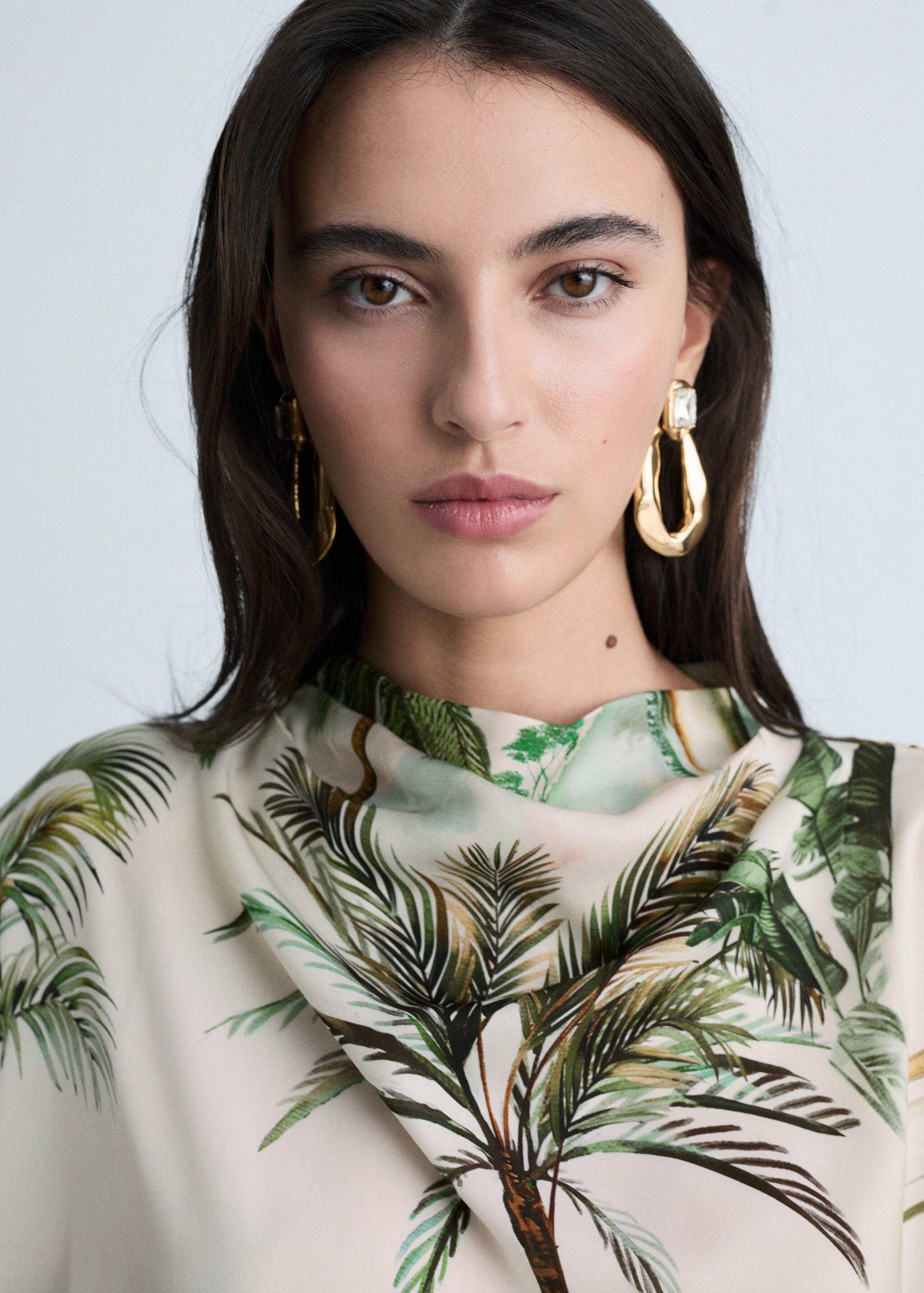 Draped cape with tropical print - Details of the article 1, Ecru. Ref: 87074807-00.