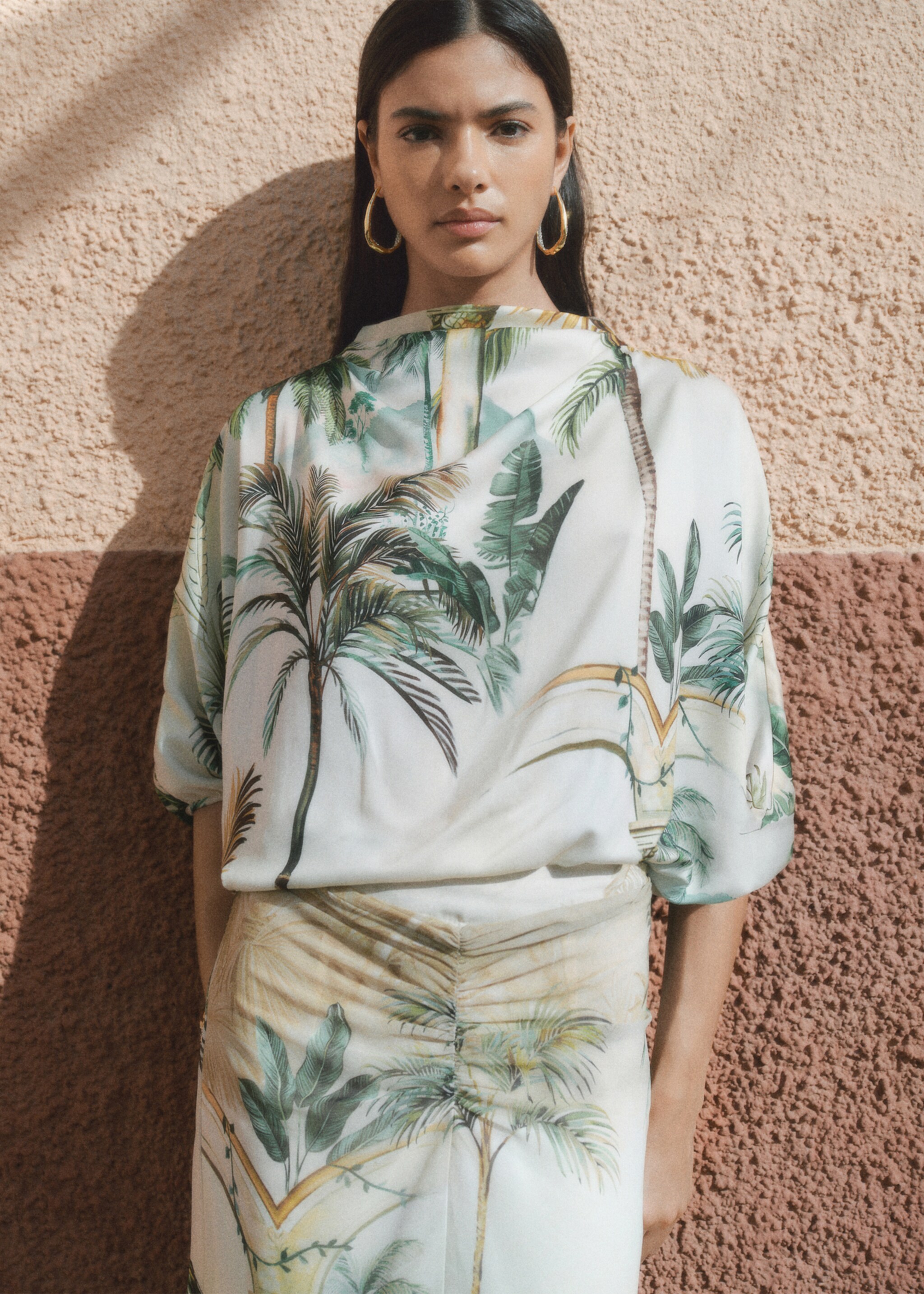 Draped cape with tropical print - Details of the article 6, Ecru. Ref: 87074807-00.