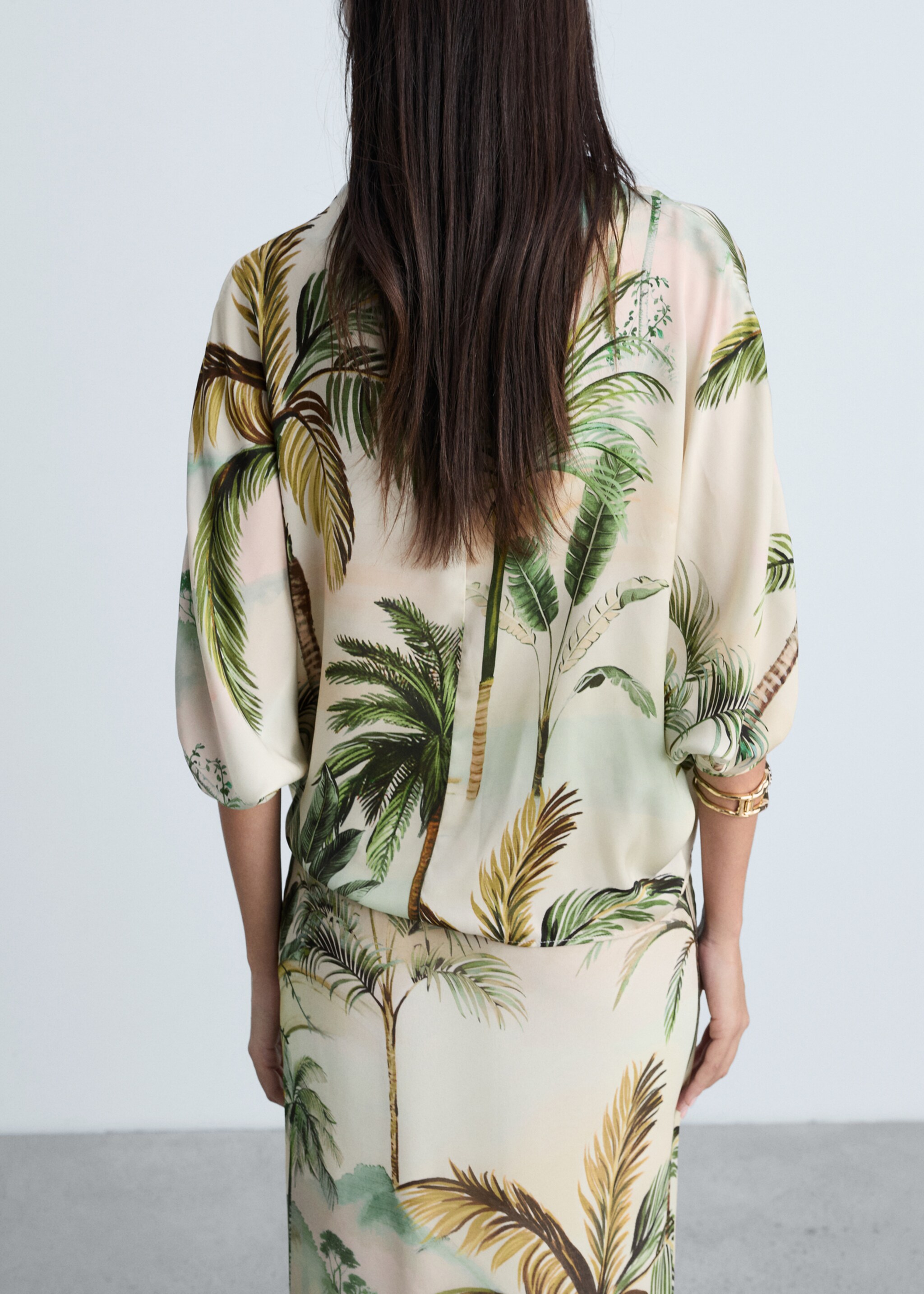 Draped cape with tropical print - Reverse of the article, Ecru. Ref: 87074807-00.