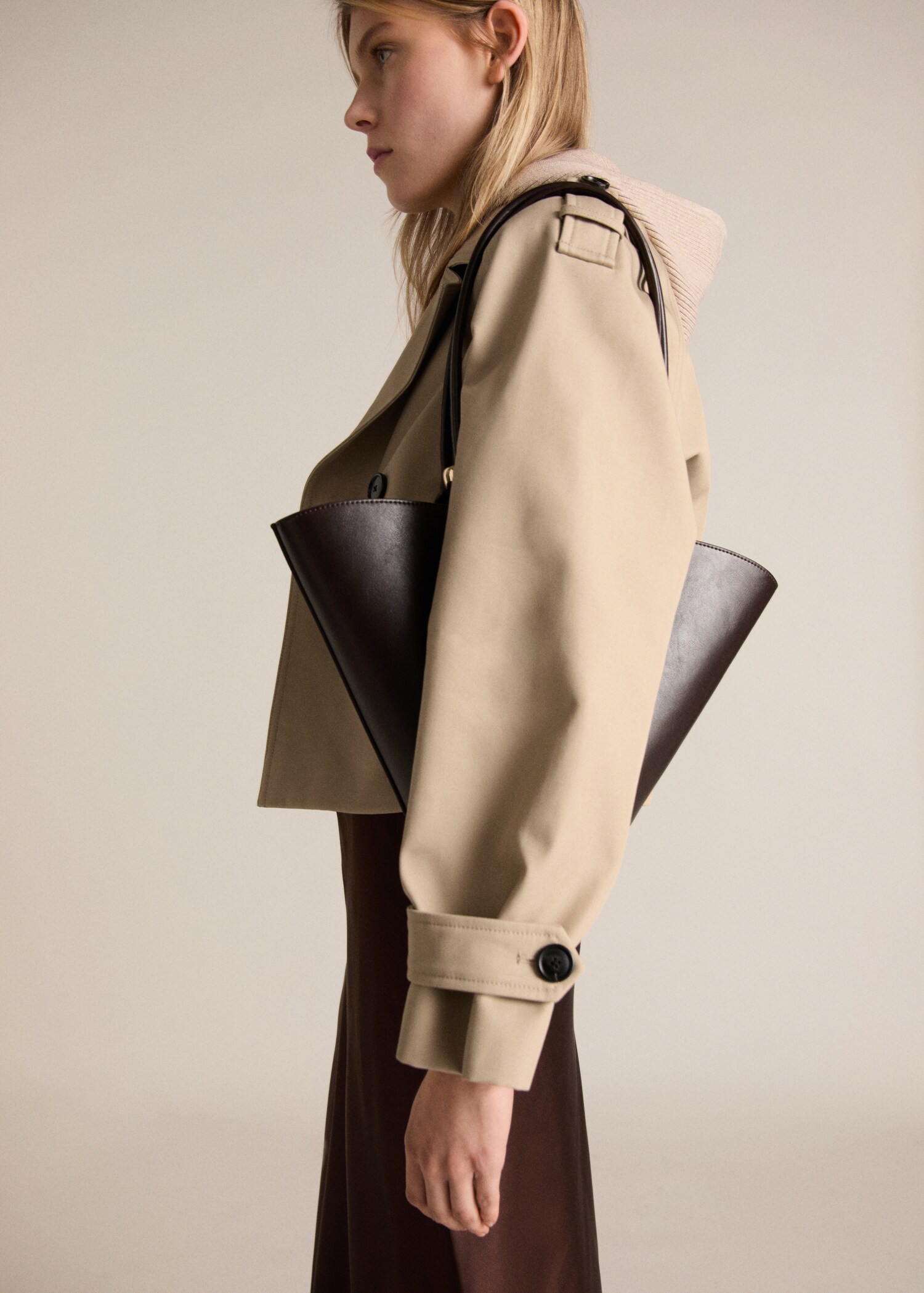 Trench crop algodón doble botonadura - Plano medio