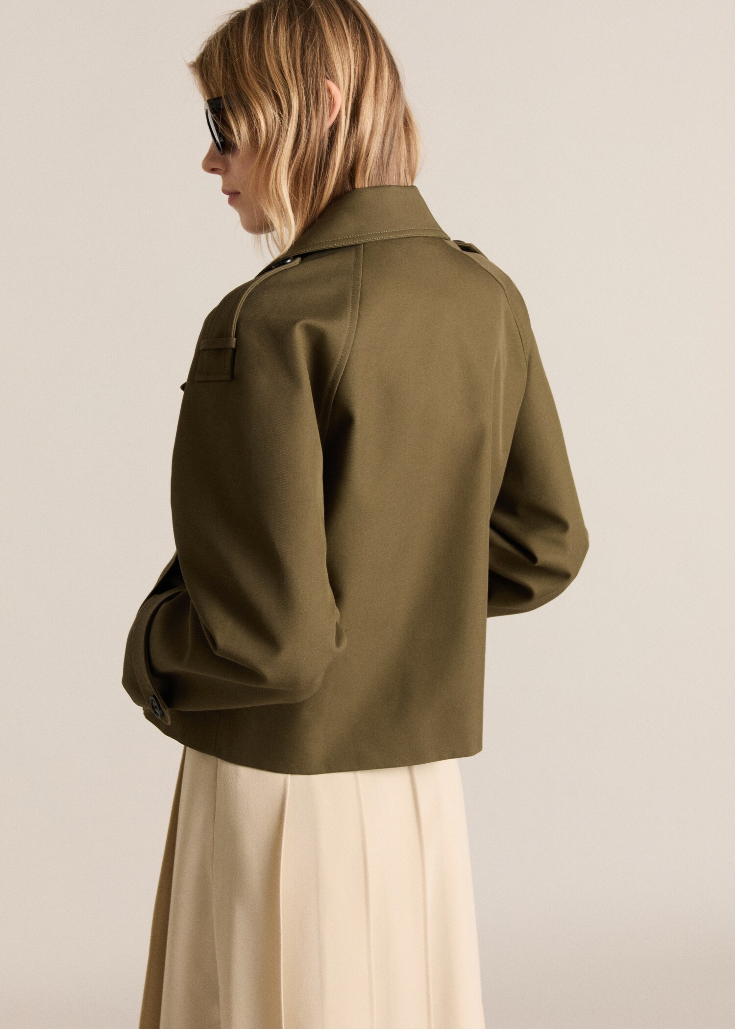 Trench crop algodón doble botonadura - Reverso del artículo