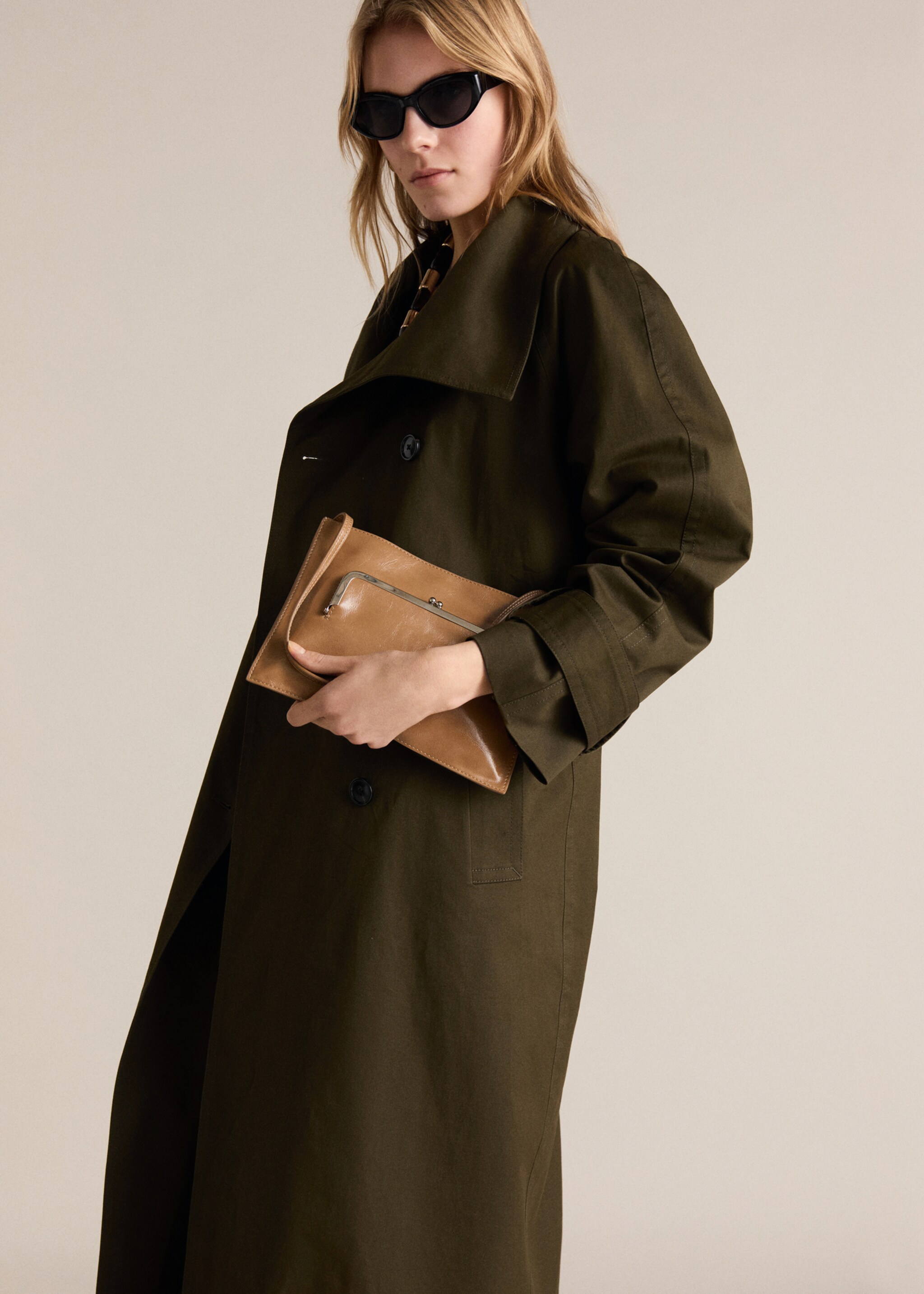 Long double-breasted trench coat - Details of the article 2, Khaki. Ref: 87075142-00.