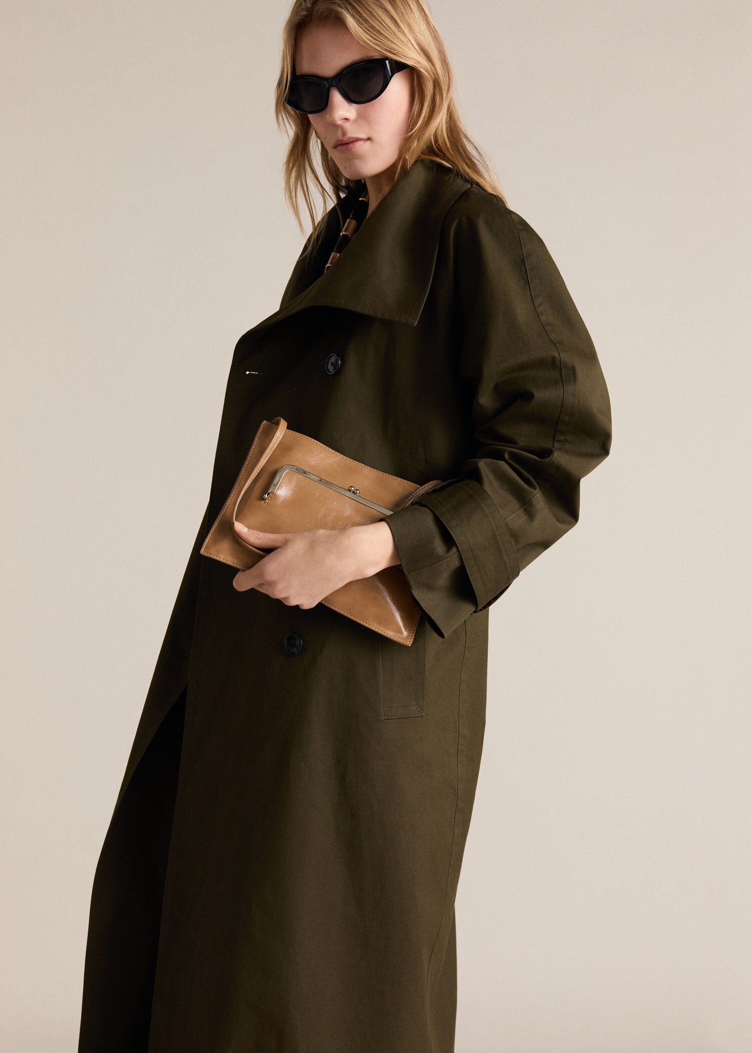 Long double-breasted trench coat - Details of the article 2