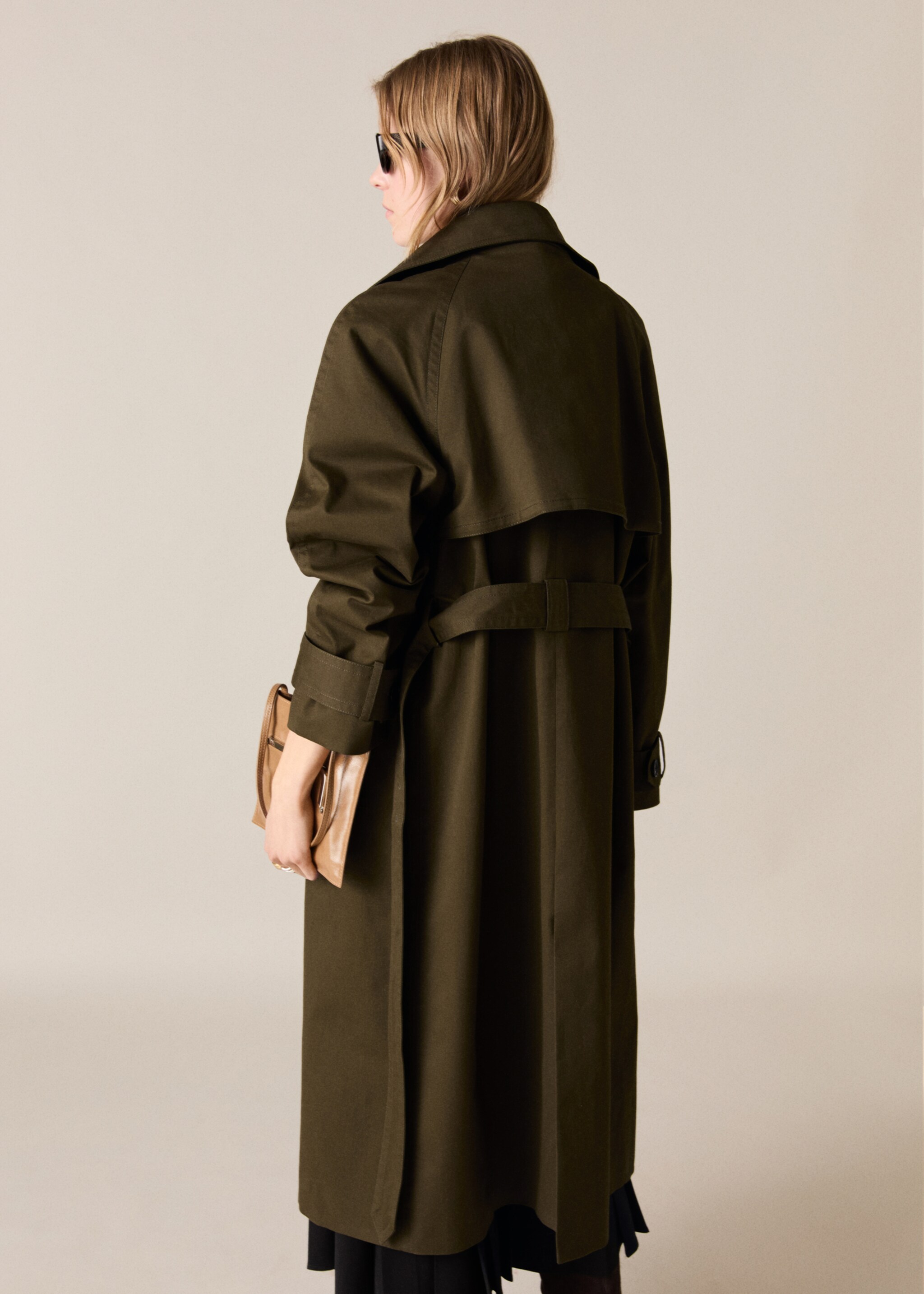 Long double-breasted trench coat - Reverse of the article, Khaki. Ref: 87075142-00.