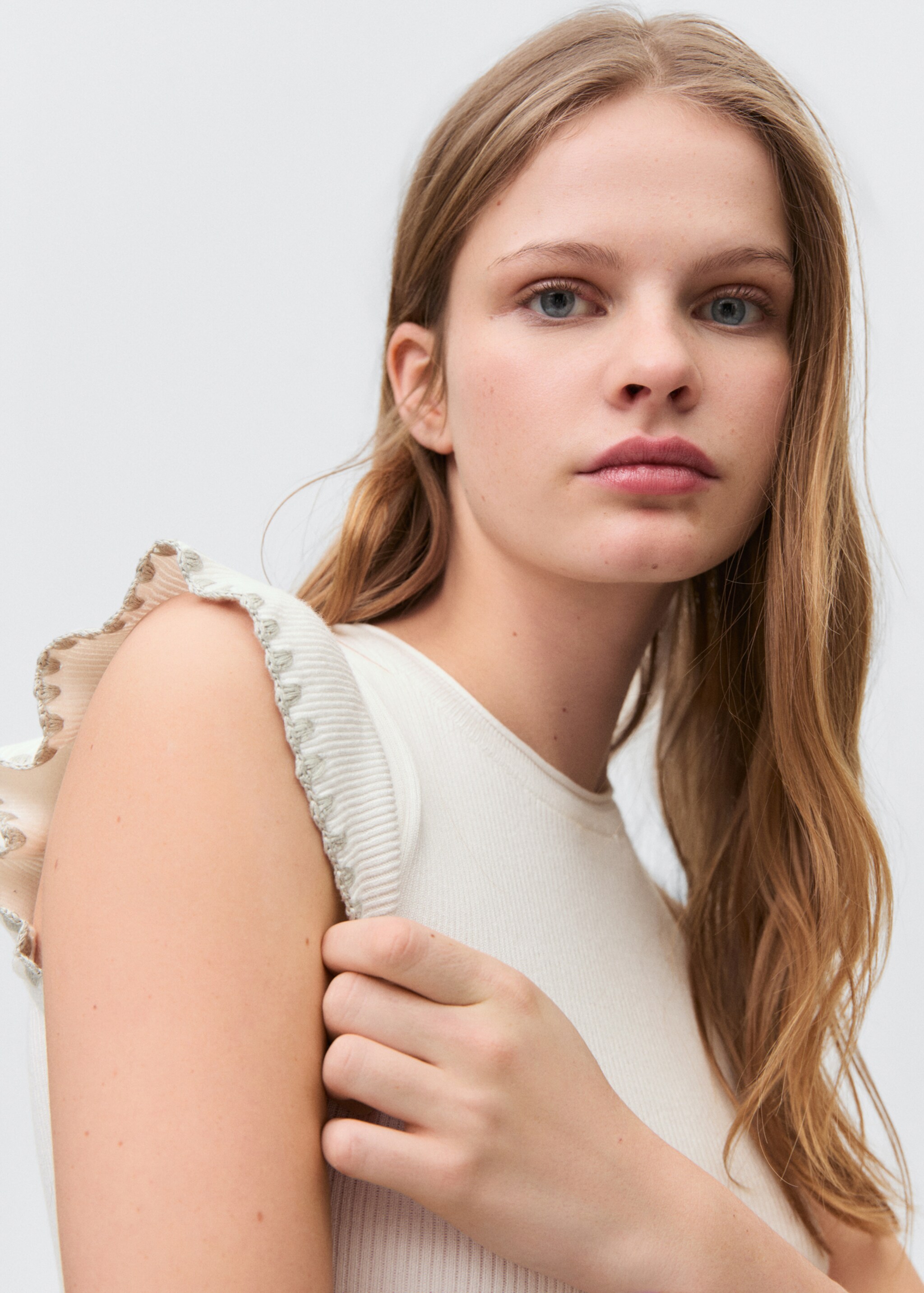 Top detalle volante - Detalle del artículo 1, Blanco roto. Ref: 87075729-00.