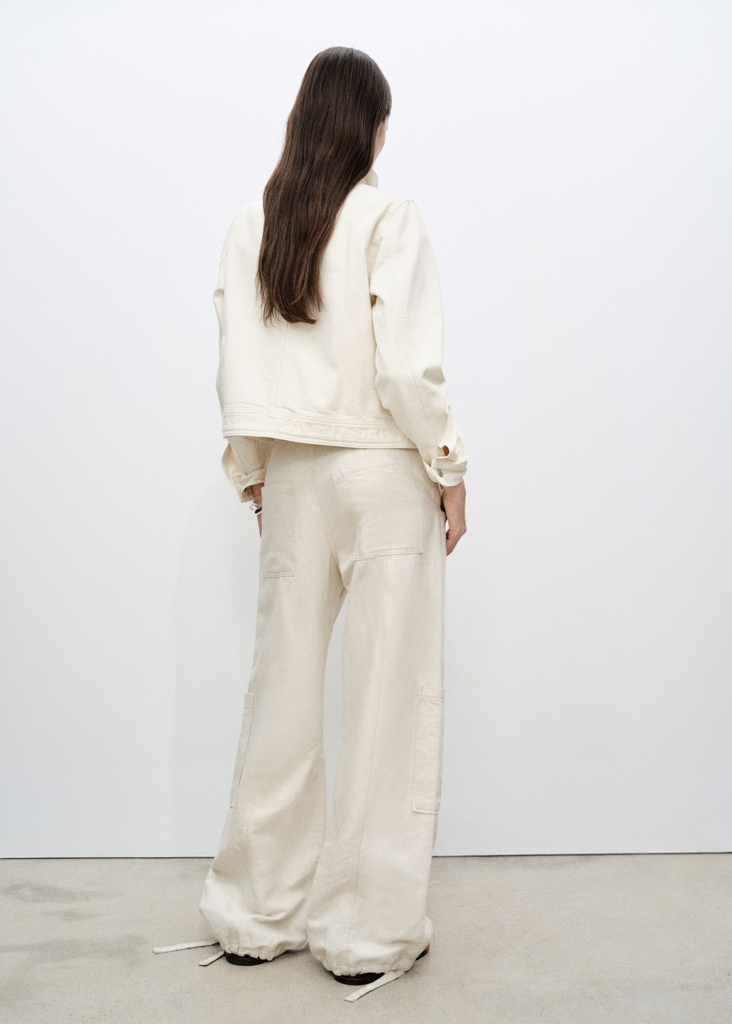 Baumwolljacke mit hohem Kragen und Taschen - Rückseite des Artikels