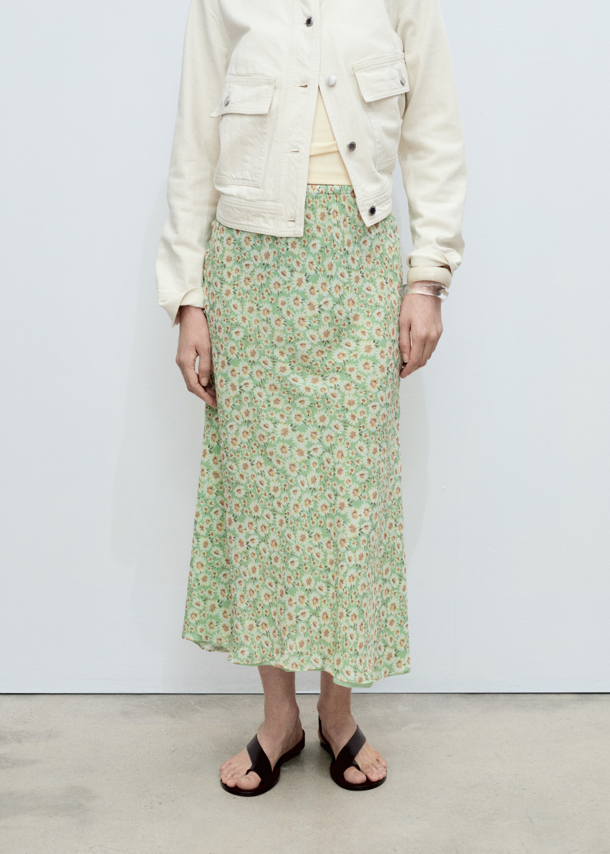 Jupe longue évasée fleurs - Plan moyen, Vert pastel. Ref: 87075757-00.