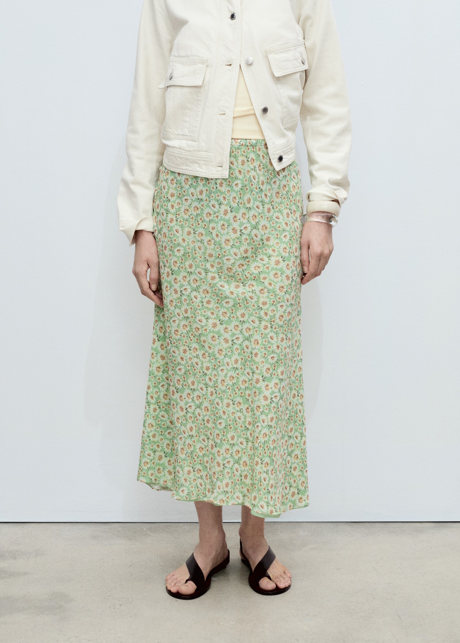 Jupe longue évasée fleurs - Plan moyen