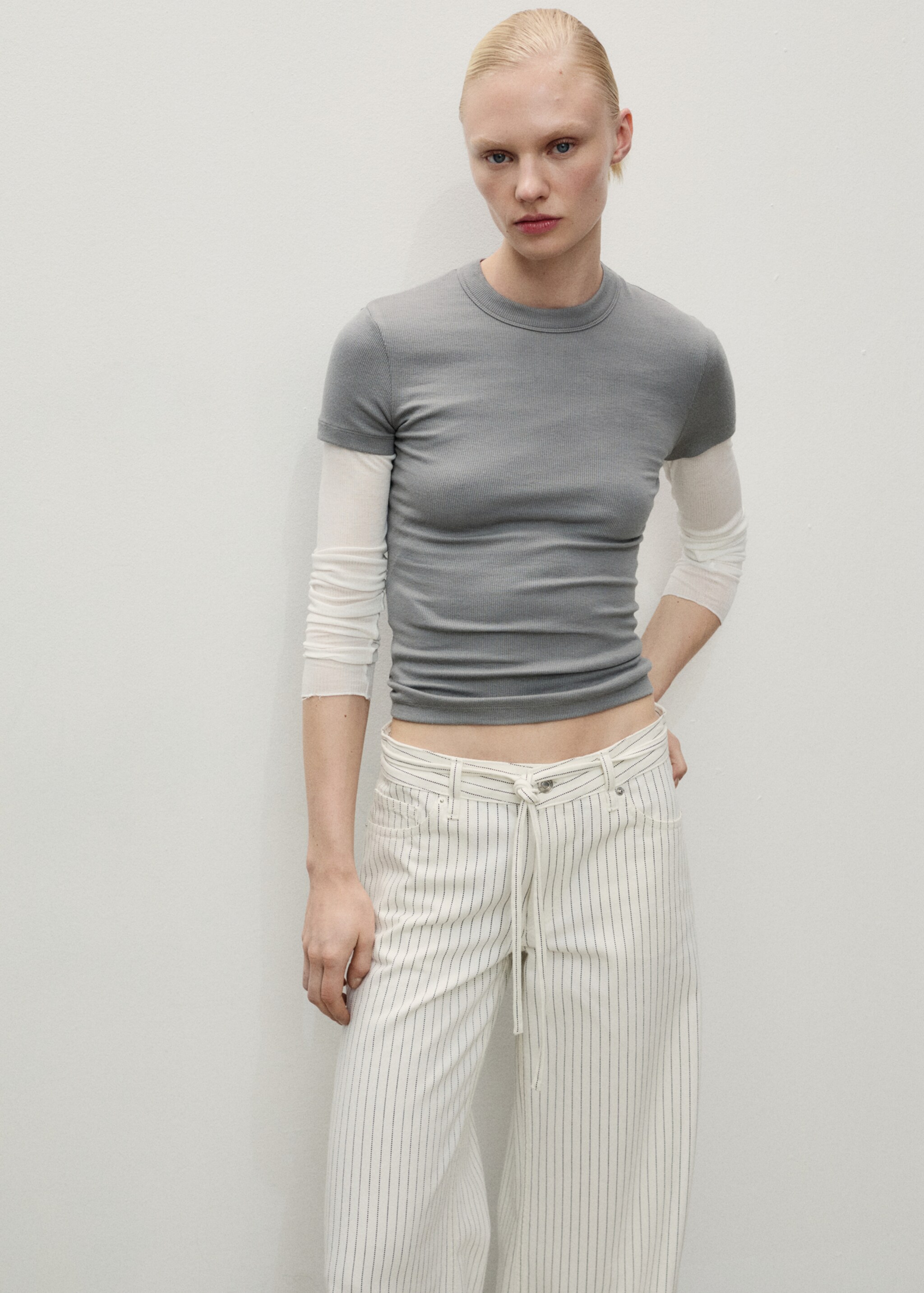 Gestreepte wideleg low-rise jeans met ceintuur - Detail van het artikel 1, Gebroken wit. Ref: 87075769-00.