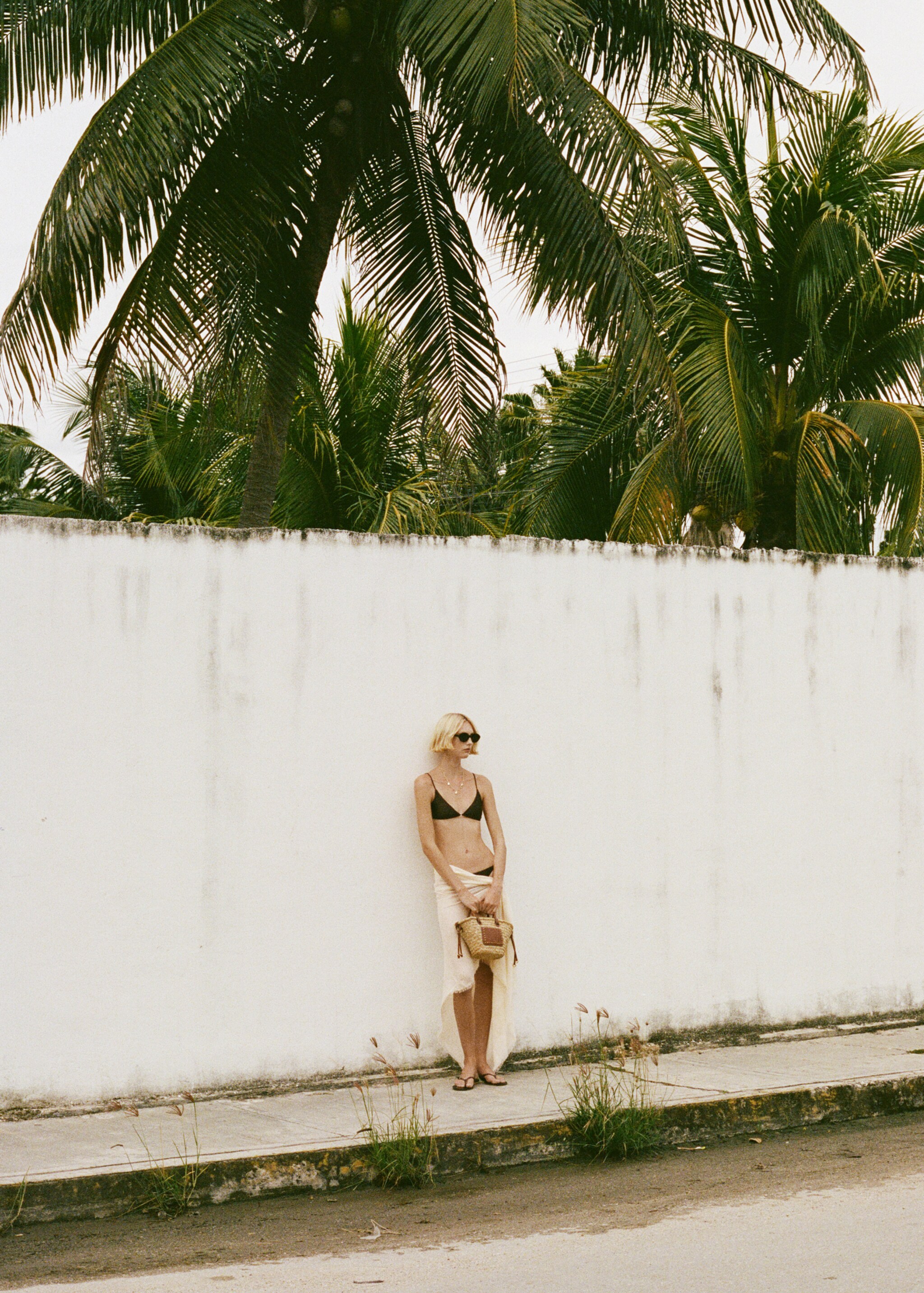 Linen-blend scarf with frayed ends - Details of the article 9, Ecru. Ref: 87075924-00.