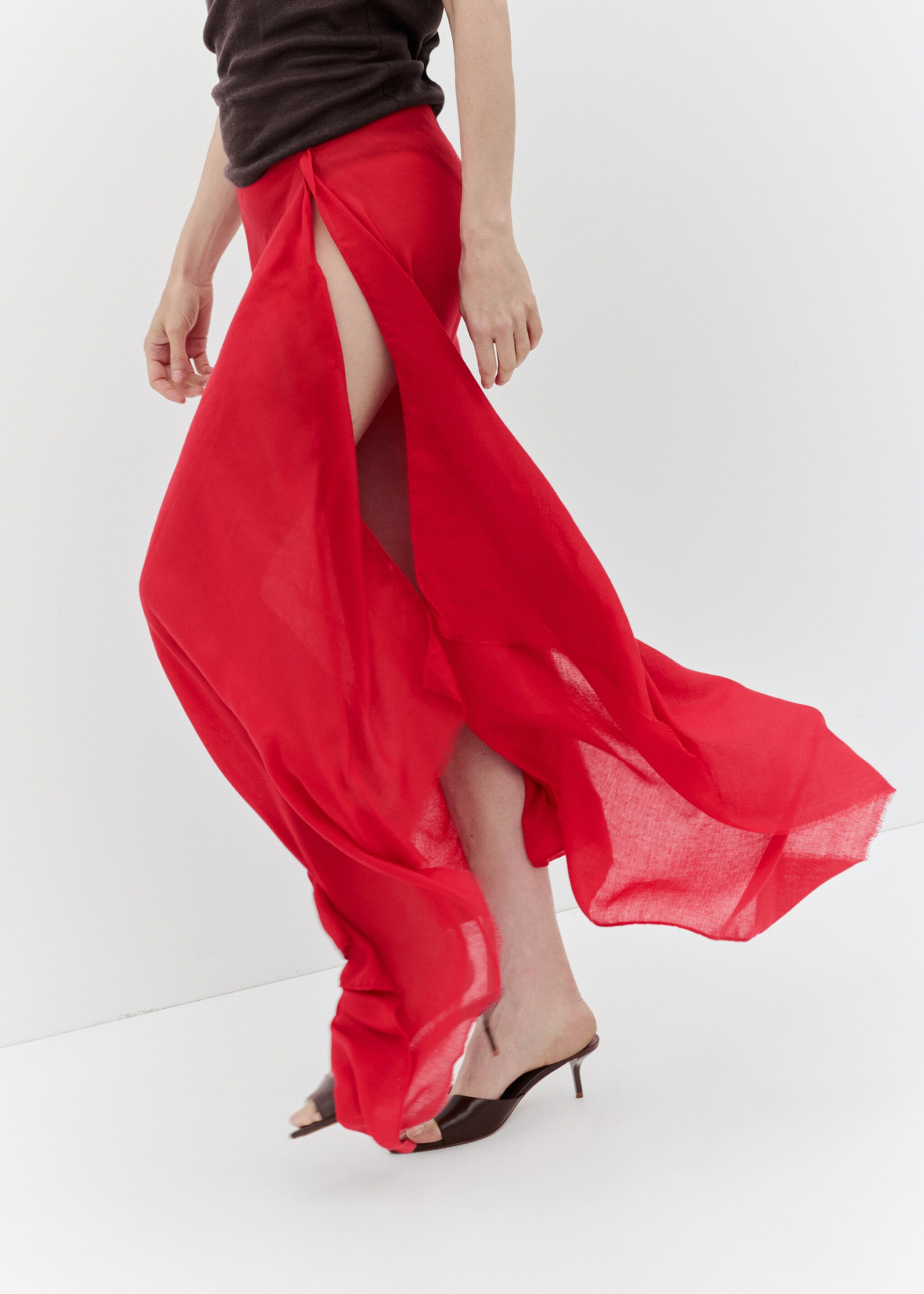 Linen-blend scarf with frayed ends - Details of the article 9, Red. Ref: 87075924-00.