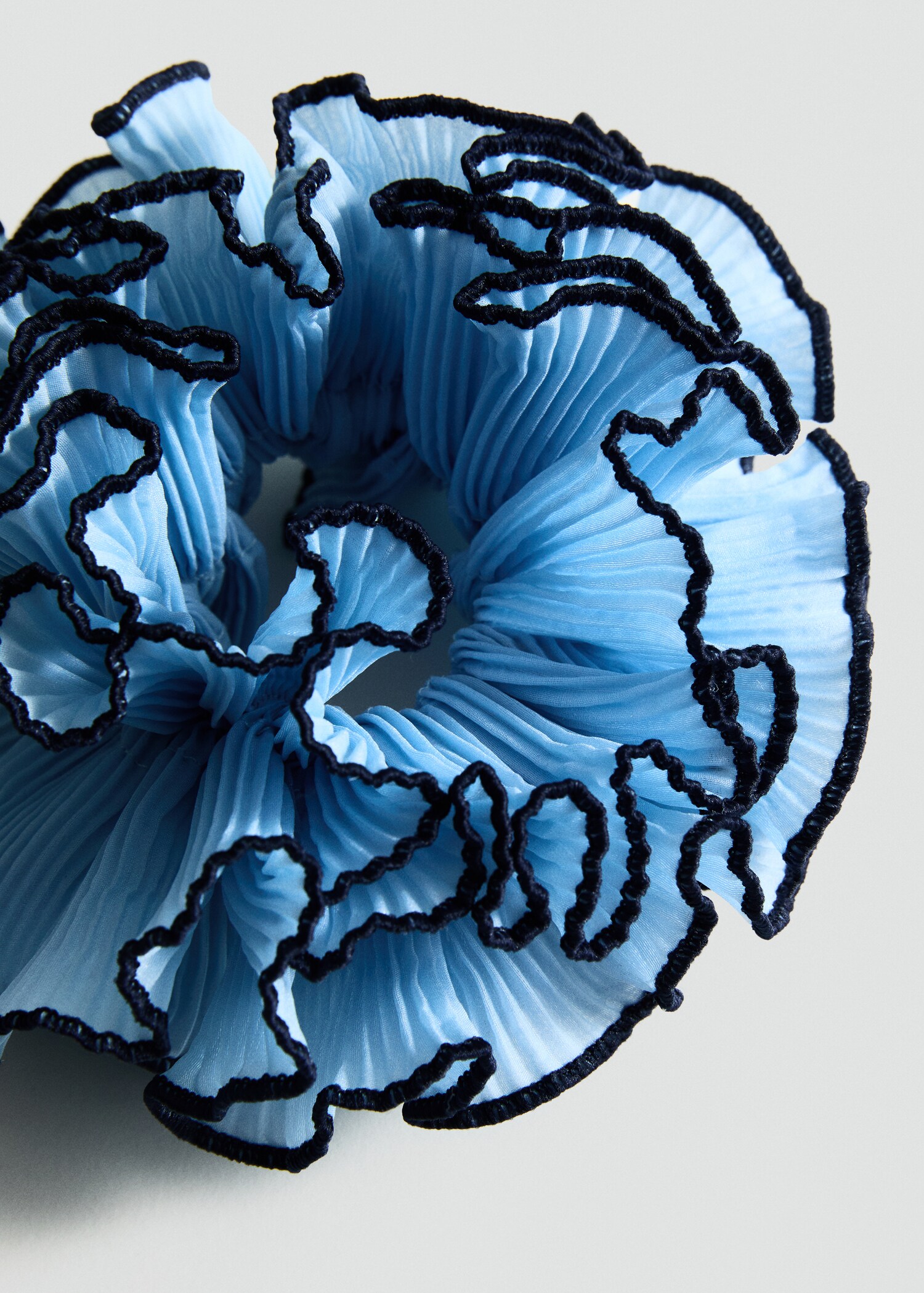 Flower scrunchie with contrasting trim - Medium plane