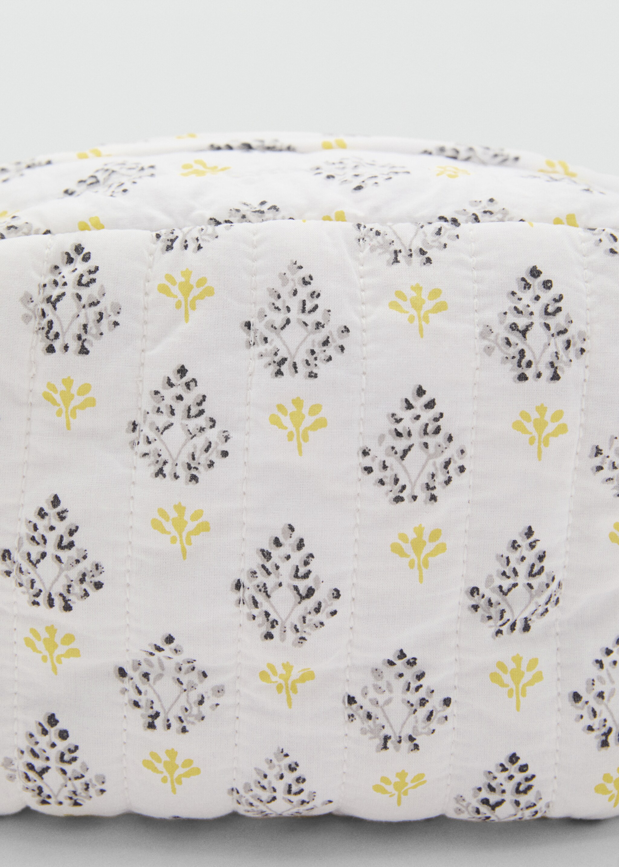Quilted cosmetic bag - Details of the article 2, Yellow. Ref: 87075955-00.