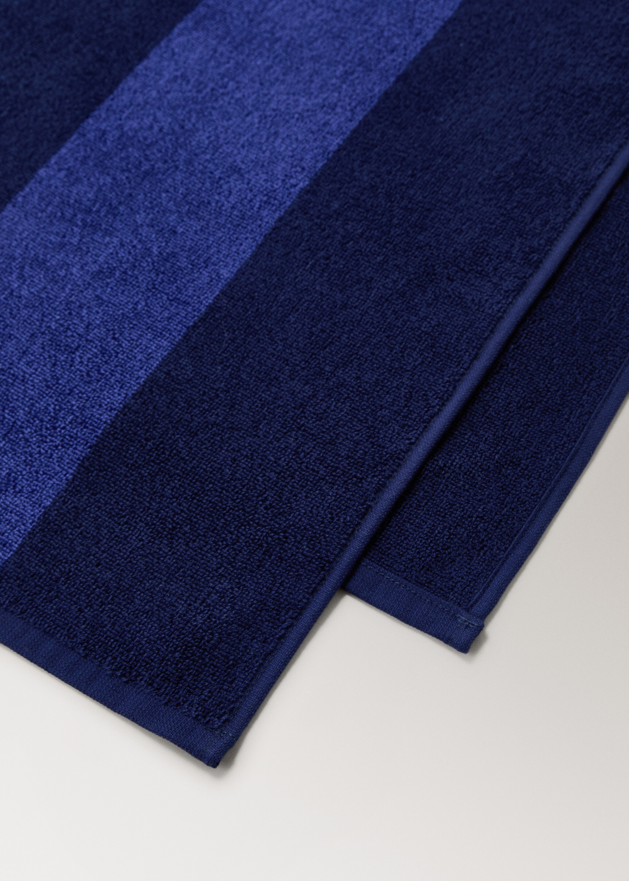 Two-tone kodak-striped beach towel - Details of the article 1, Navy. Ref: 87075995-00.