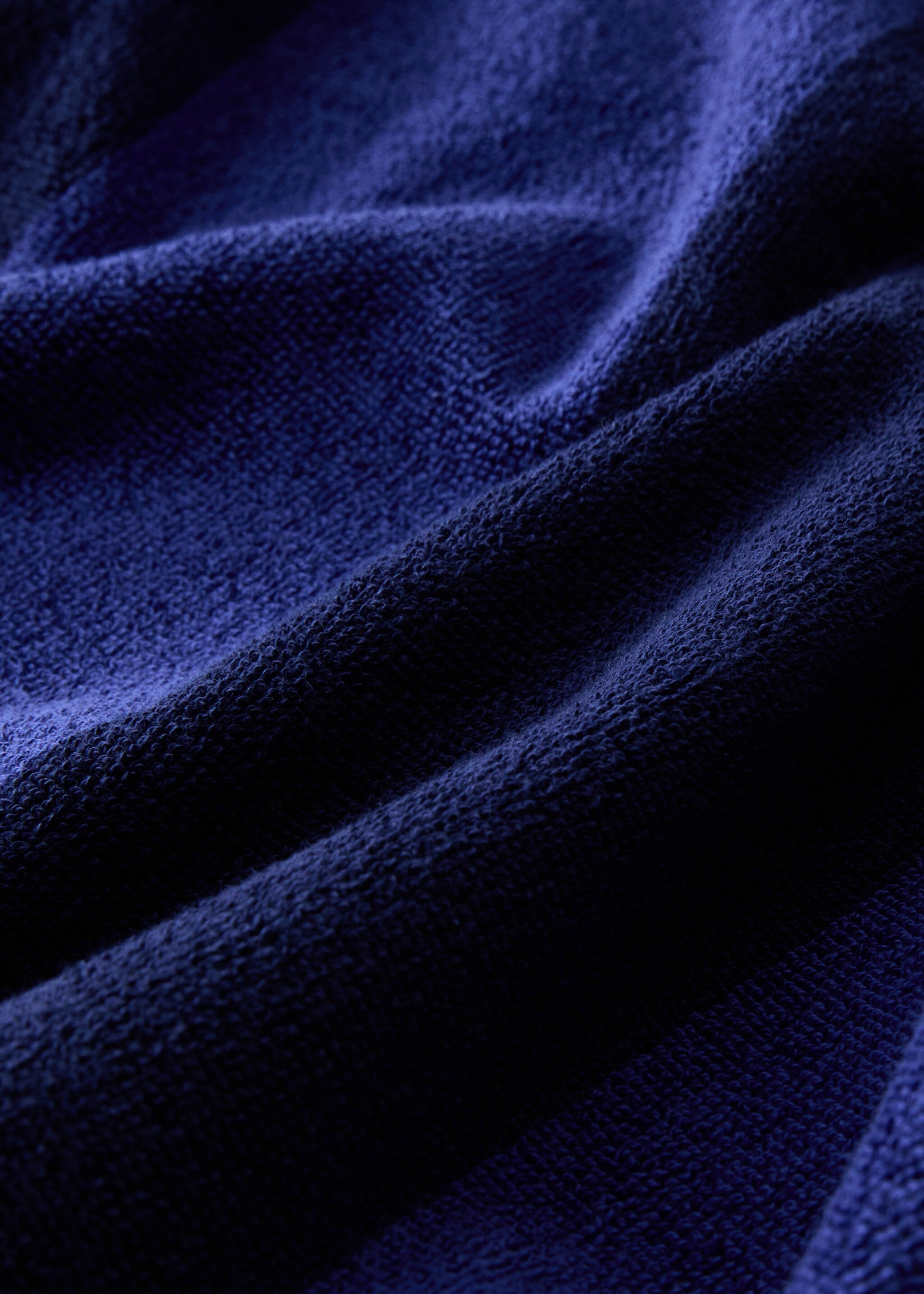 Two-tone kodak-striped beach towel - Details of the article 2, Navy. Ref: 87075995-00.